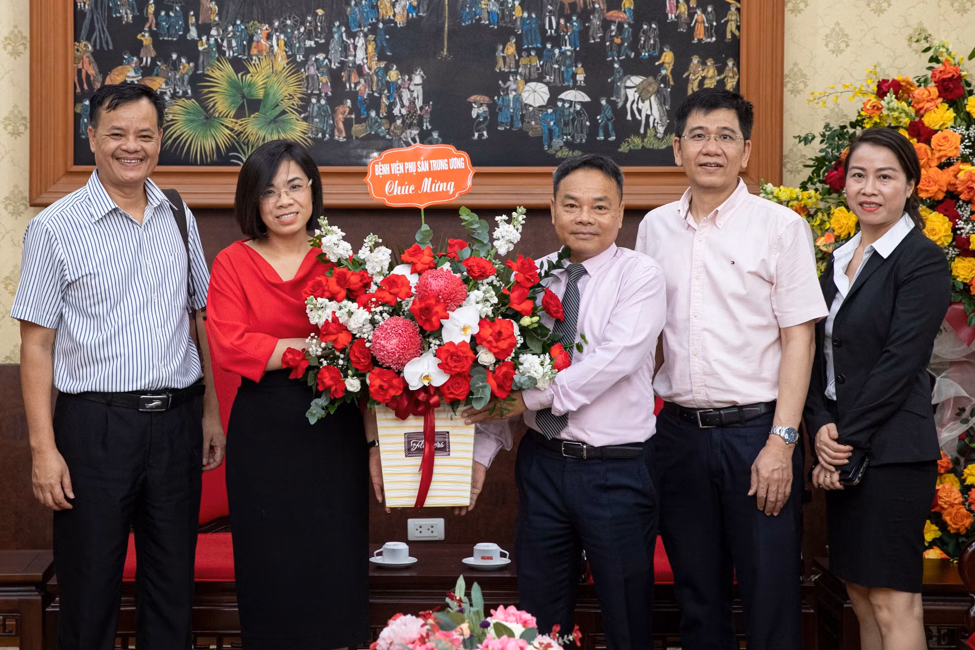 Đồng chí Nguyễn Thị Thu Hà, Phó Giám đốc Bệnh viện Phụ sản trung ương chúc mừng Báo Nhân Dân.
