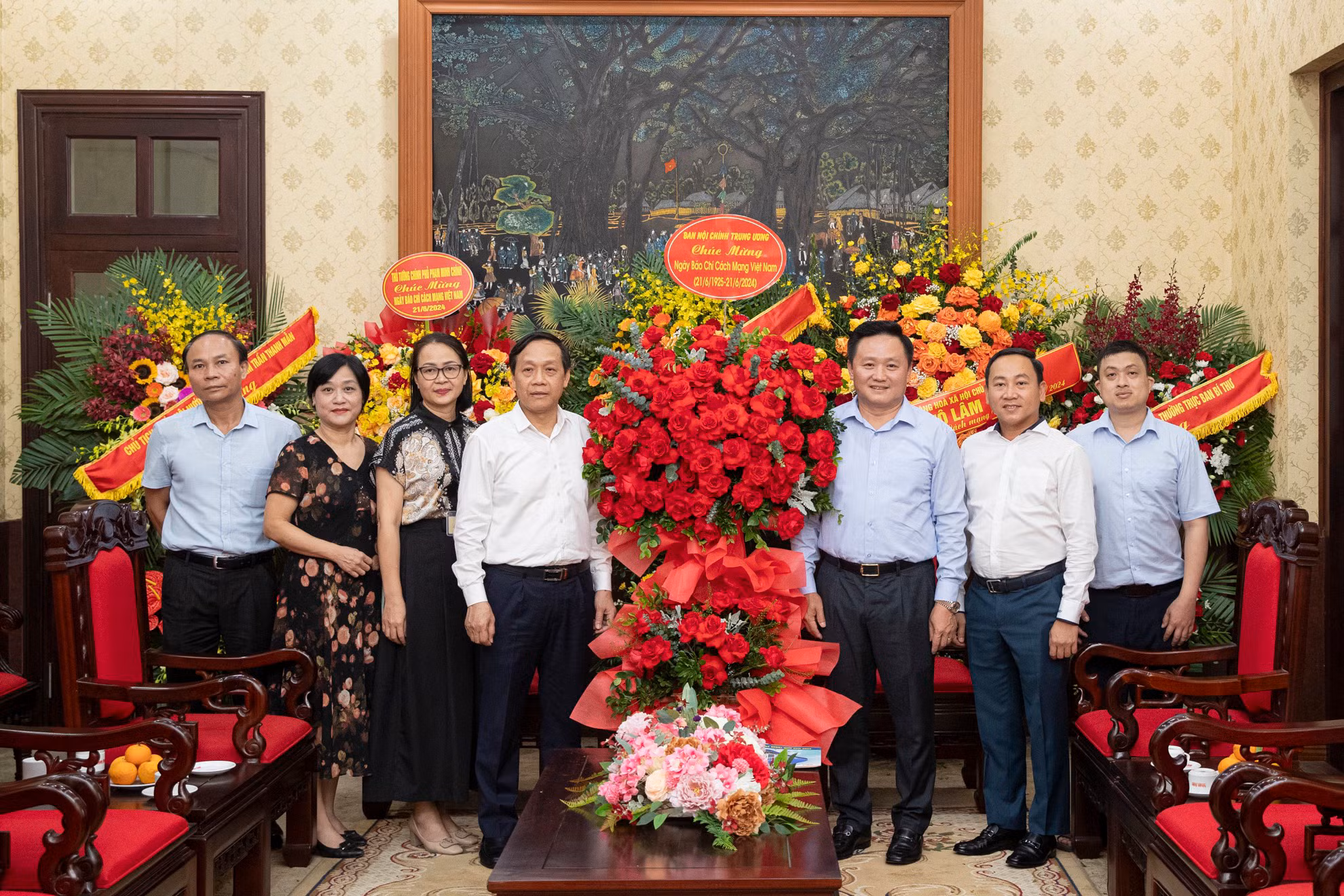 Phó Tổng Biên tập Báo Nhân Dân Phan Văn Hùng tiếp Đoàn đại biểu do đồng chí Nguyễn Thanh Hải, Phó Trưởng Ban Nội chính Trung ương dẫn đầu. (Ảnh: SƠN TÙNG)
