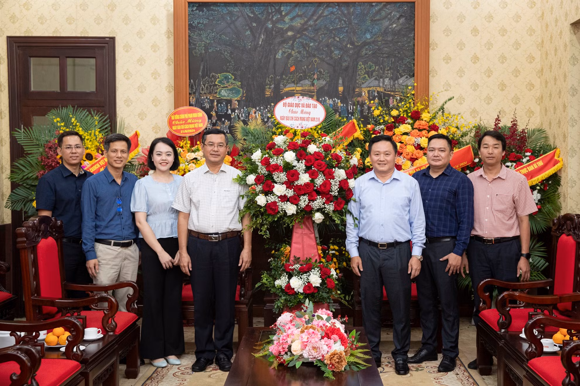Thứ trưởng Giáo dục và Đào tạo Nguyễn Văn Phúc cùng Đoàn đại biểu Bộ Giáo dục và Đào tạo chụp ảnh lưu niệm cùng cán bộ, nhân viên Báo Nhân Dân. (Ảnh: SƠN TÙNG)