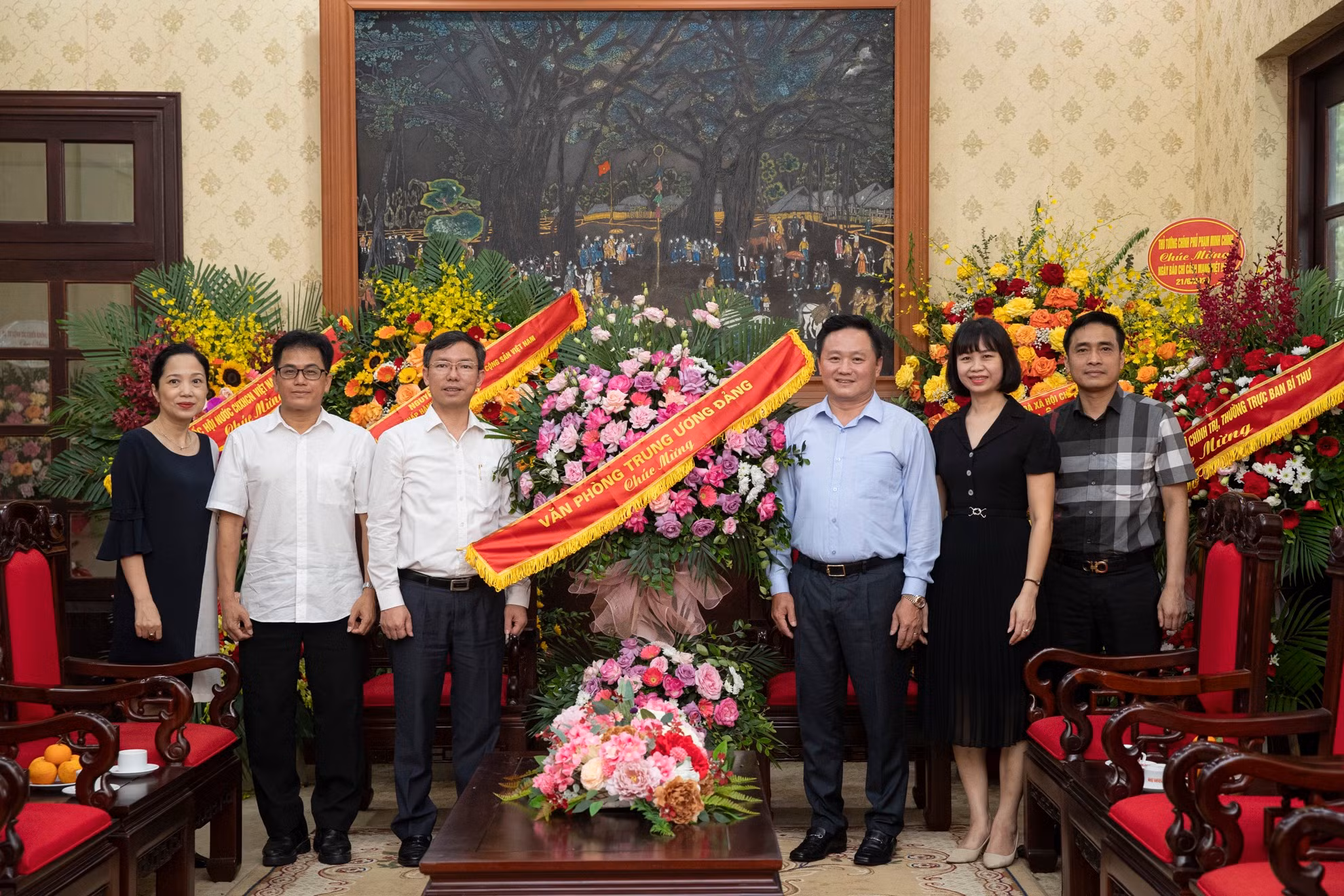 Đoàn đại biểu Văn phòng Trung ương Đảng do đồng chí Vũ Lam Sơn, Vụ trưởng Tổ chức-Cán bộ, dẫn đầu đã tới thăm và chúc mừng tập thể người làm báo Nhân Dân.