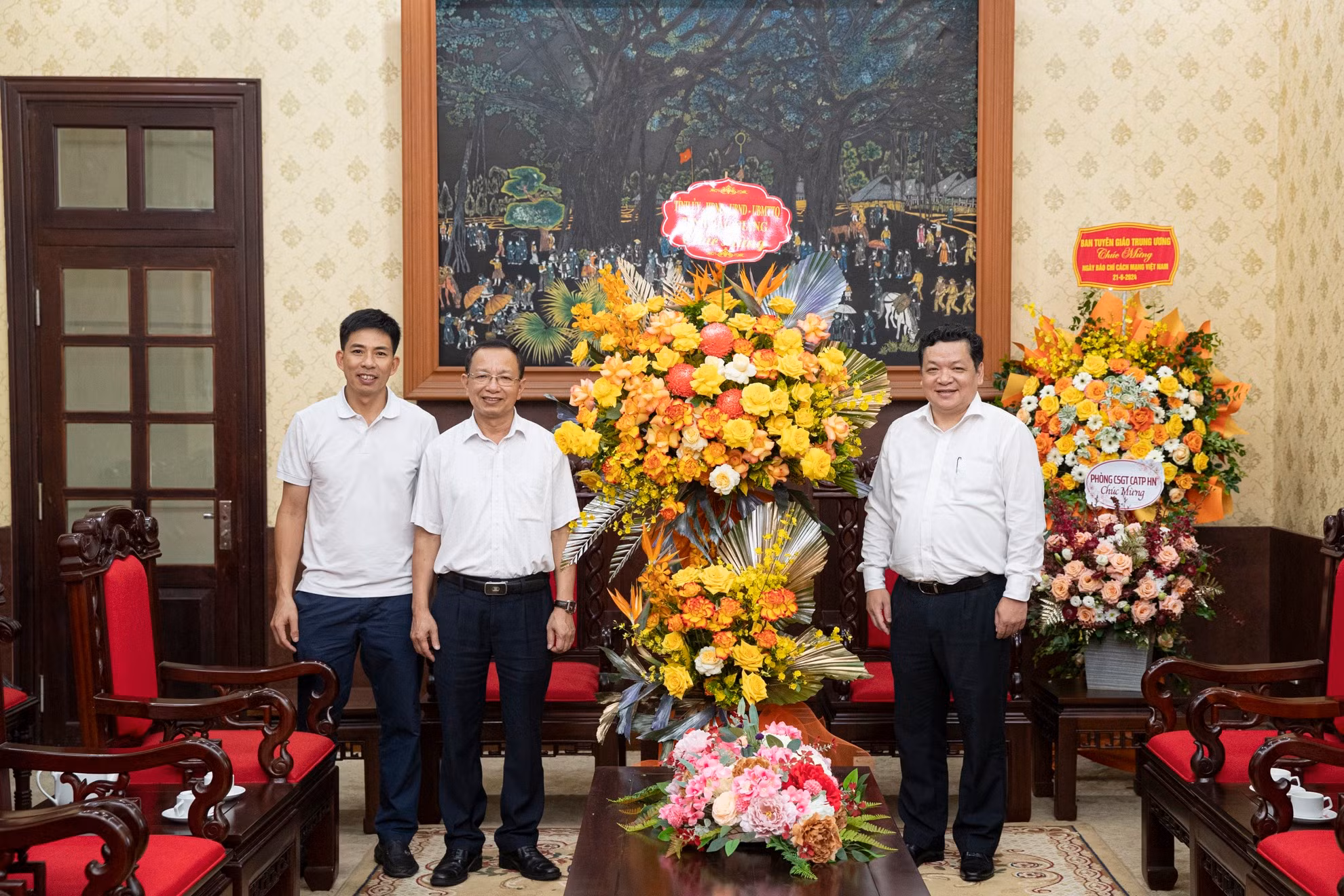 Đoàn đại biểu Bắc Giang do đồng chí Ngô Đình Tiến, Phó Giám đốc Sở Thông tin và Truyền thông Bắc Giang dẫn đầu cảm ơn Báo Nhân Dân đã luôn đồng hành, cổ vũ sự phát triển của địa phương. Đoàn đại biểu Bắc Giang do đồng chí Ngô Đình Tiến, Phó Giám đốc Sở Thông tin và Truyền thông Bắc Giang dẫn đầu cảm ơn Báo Nhân Dân đã luôn đồng hành, cổ vũ sự phát triển của địa phương.