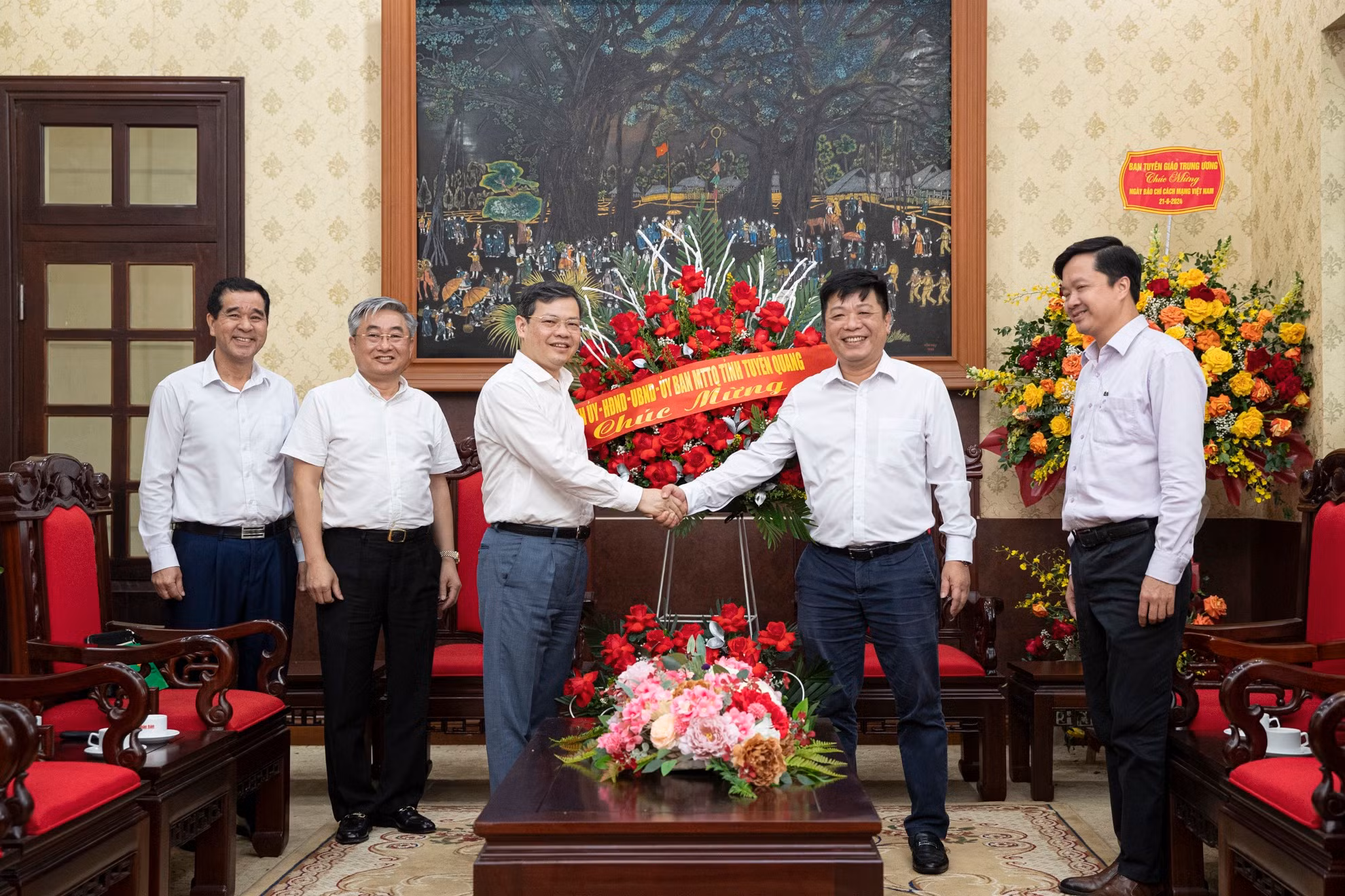 Đồng chí Quế Đình Nguyên, Phó Tổng Biên tập Báo Nhân Dân bắt tay đồng chí Nguyễn Văn Sơn, Phó Bí thư Tỉnh ủy, Chủ tịch Ủy ban nhân dân tỉnh Tuyên Quang. Cảm ơn sự hỗ trợ và đồng hành của Báo Nhân Dân, đồng chí Nguyễn Văn Sơn khẳng định Báo Nhân Dân là người bạn thân thiết của nhân dân Tuyên Quang từ trong thời kỳ kháng chiến. Đồng chí Quế Đình Nguyên, Phó Tổng Biên tập Báo Nhân Dân bắt tay đồng chí Nguyễn Văn Sơn, Phó Bí thư Tỉnh ủy, Chủ tịch Ủy ban nhân dân tỉnh Tuyên Quang. Cảm ơn sự hỗ trợ và đồng hành của Báo Nhân Dân, đồng chí Nguyễn Văn Sơn khẳng định Báo Nhân Dân là người bạn thân thiết của nhân dân Tuyên Quang từ trong thời kỳ kháng chiến.