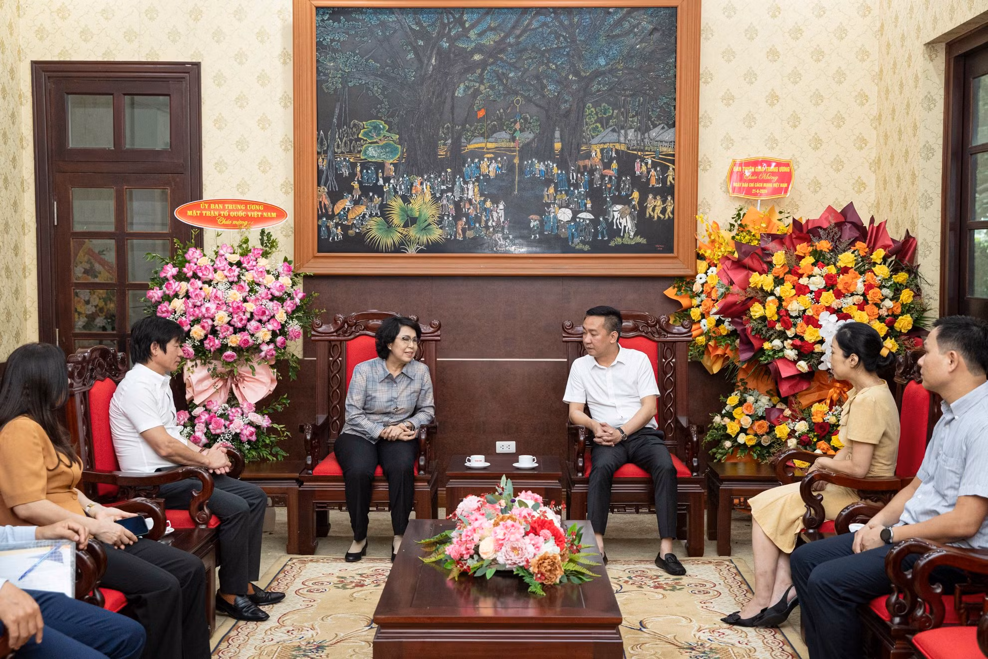 Đồng chí Vũ Hoàng Vĩnh, Chánh Văn phòng Báo Nhân Dân cảm ơn sự quan tâm và hợp tác hiệu quả Ủy ban Trung ương Mặt trận Tổ quốc Việt Nam dành cho cơ quan báo Đảng. Đồng chí mong muốn mối quan hệ tốt đẹp giữa hai đơn vị sẽ tiếp tục phát triển tốt đẹp và khăng khít hơn nữa trong thời gian tới. Đồng chí Vũ Hoàng Vĩnh, Chánh Văn phòng Báo Nhân Dân cảm ơn sự quan tâm và hợp tác hiệu quả Ủy ban Trung ương Mặt trận Tổ quốc Việt Nam dành cho cơ quan báo Đảng. Đồng chí mong muốn mối quan hệ tốt đẹp giữa hai đơn vị sẽ tiếp tục phát triển tốt đẹp và khăng khít hơn nữa trong thời gian tới.