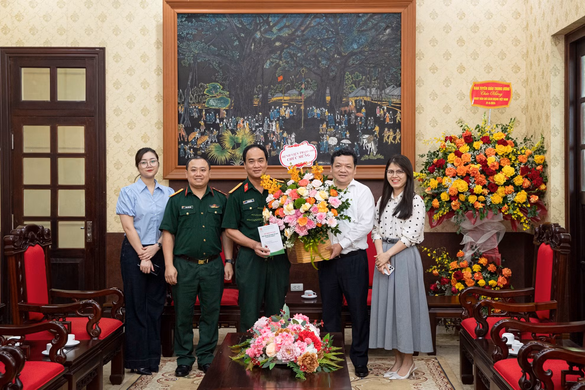 Đoàn đại biểu Bệnh viện Trung ương Quân đội 108 do Đại tá, PGS, TS Vũ Ngọc Lâm, Phó Giám đốc Bệnh viện làm Trưởng đoàn chụp ảnh lưu niệm với cán bộ, nhân viên Báo Nhân Dân. Đoàn đại biểu Bệnh viện Trung ương Quân đội 108 do Đại tá, PGS, TS Vũ Ngọc Lâm, Phó Giám đốc Bệnh viện làm Trưởng đoàn chụp ảnh lưu niệm với cán bộ, nhân viên Báo Nhân Dân.