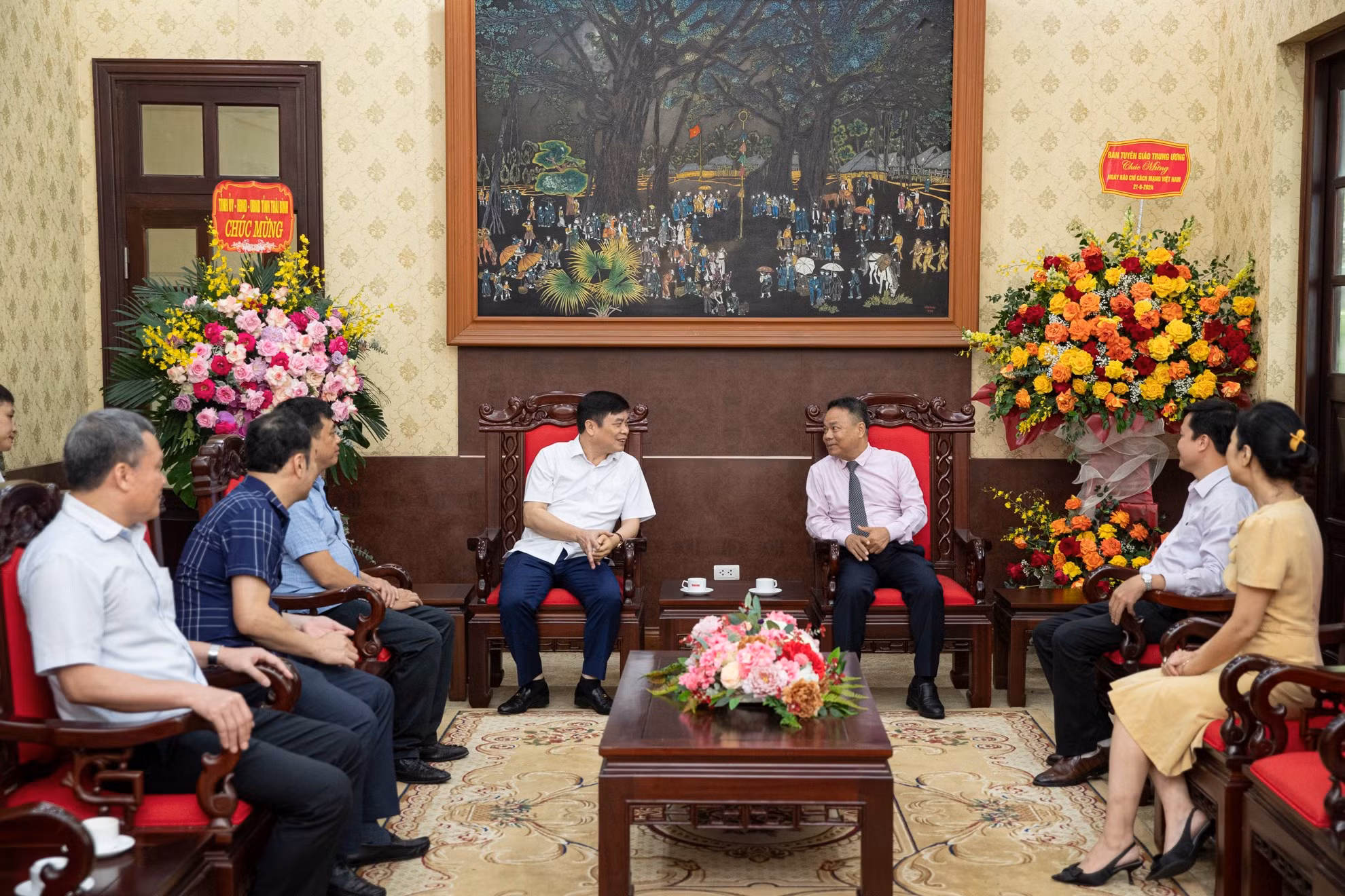 Đồng chí Phạm Văn Nghiêm, Phó Chủ tịch Ủy ban nhân dân tỉnh Thái Bình chúc mừng tập thể lãnh đạo, cán bộ, phóng viên, biên tập viên của Báo Nhân Dân.