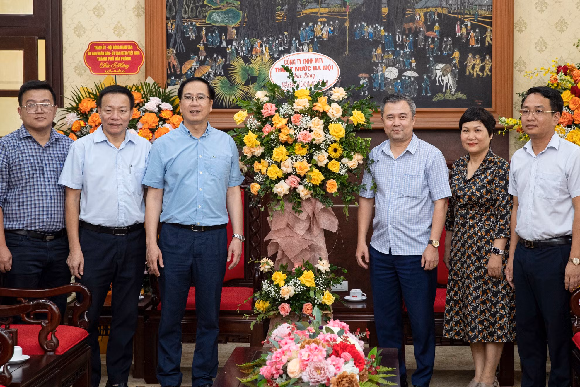 Đoàn đại biểu Công ty TNHH MTV Thoát nước Hà Nội do Tổng Giám đốc Phan Hoài Minh dẫn đầu chúc mừng tập thể người làm báo Nhân Dân. Đoàn đại biểu Công ty TNHH MTV Thoát nước Hà Nội do Tổng Giám đốc Phan Hoài Minh dẫn đầu chúc mừng tập thể người làm báo Nhân Dân.