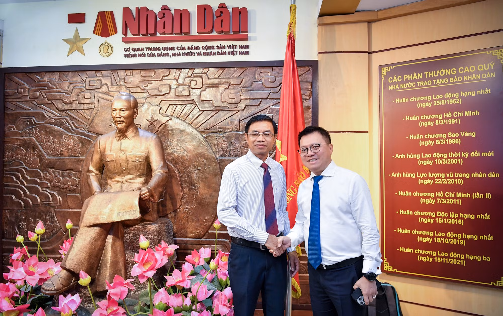 Tổng Biên tập Báo Nhân Dân và Phó Tổng Biên tập Báo Pasaxon Syvanh Homsayadeth tại Nhà Truyền thống Báo Nhân Dân. (Ảnh: THÀNH ĐẠT) Tổng Biên tập Báo Nhân Dân và Phó Tổng Biên tập Báo Pasaxon Syvanh Homsayadeth tại Nhà Truyền thống Báo Nhân Dân. (Ảnh: THÀNH ĐẠT)