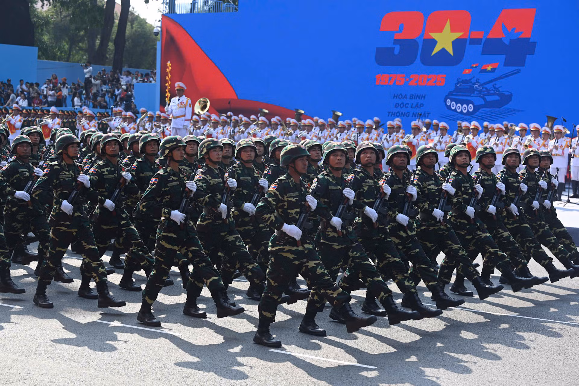 Khối Quân đội nhân dân Lào tham gia diễu binh, diễu hành. Khối Quân đội nhân dân Lào tham gia diễu binh, diễu hành.