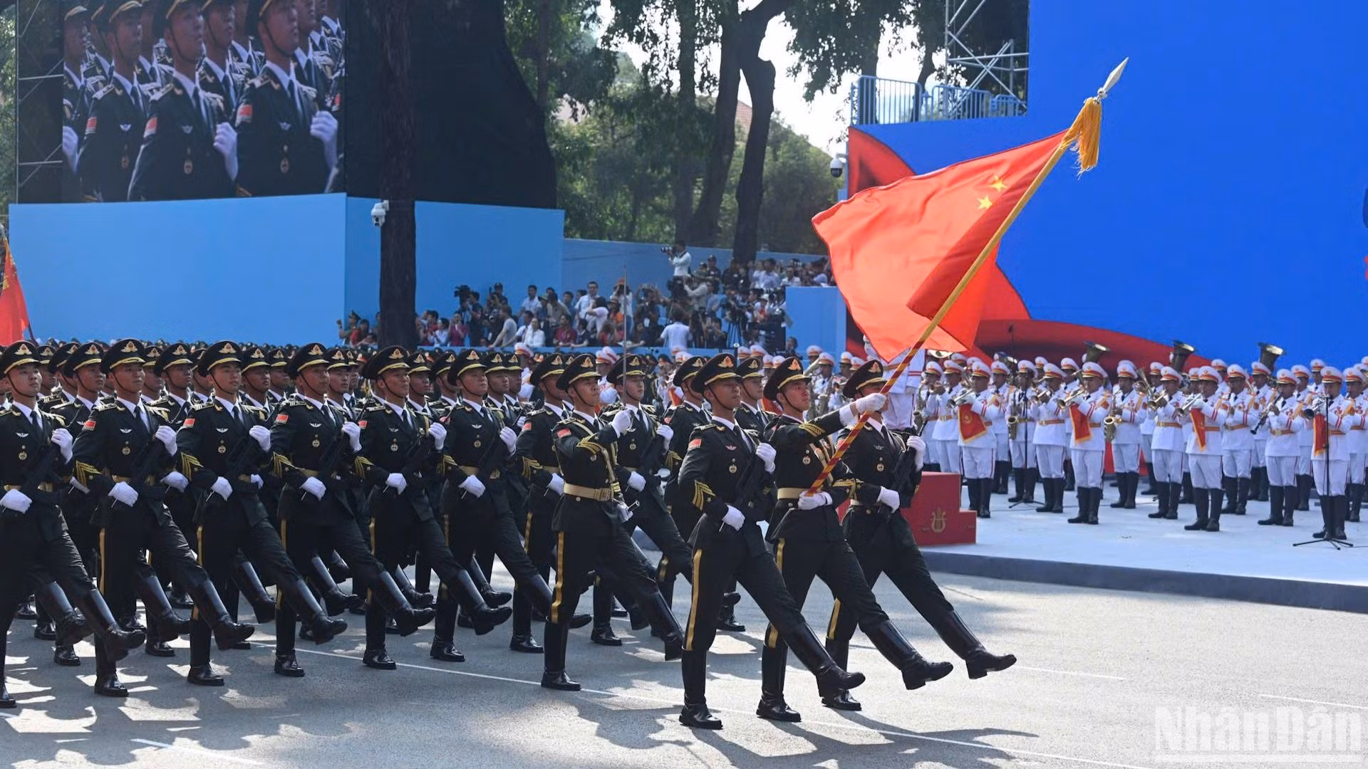 Khối Đoàn Nghi lễ Danh dự Quân Giải phóng nhân dân Trung Quốc tham gia diễu binh, diễu hành.