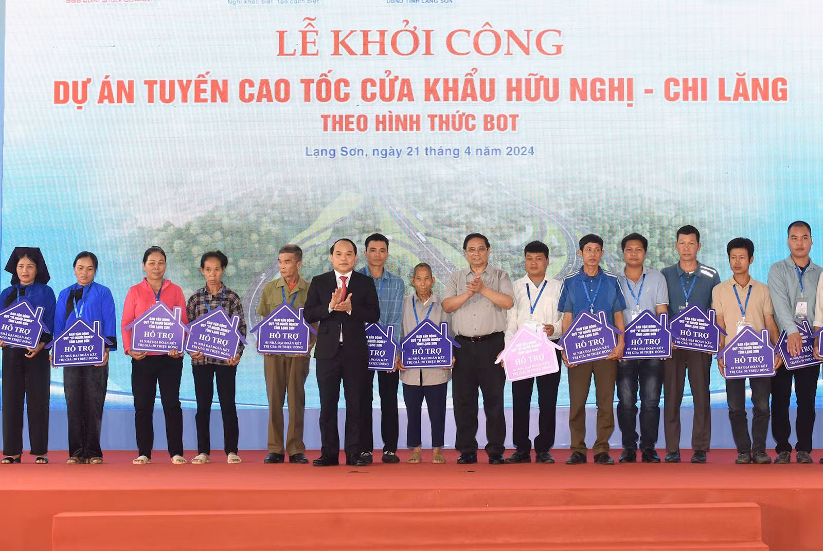 Thủ tướng Phạm Minh Chính và lãnh đạo tỉnh Lạng Sơn trao quà tặng của Ban vận động Quỹ "Vì người nghèo" tỉnh Lạng Sơn hỗ trợ cho 30 hộ dân trong vùng dự án trên địa bàn. Thủ tướng Phạm Minh Chính và lãnh đạo tỉnh Lạng Sơn trao quà tặng của Ban vận động Quỹ "Vì người nghèo" tỉnh Lạng Sơn hỗ trợ cho 30 hộ dân trong vùng dự án trên địa bàn.