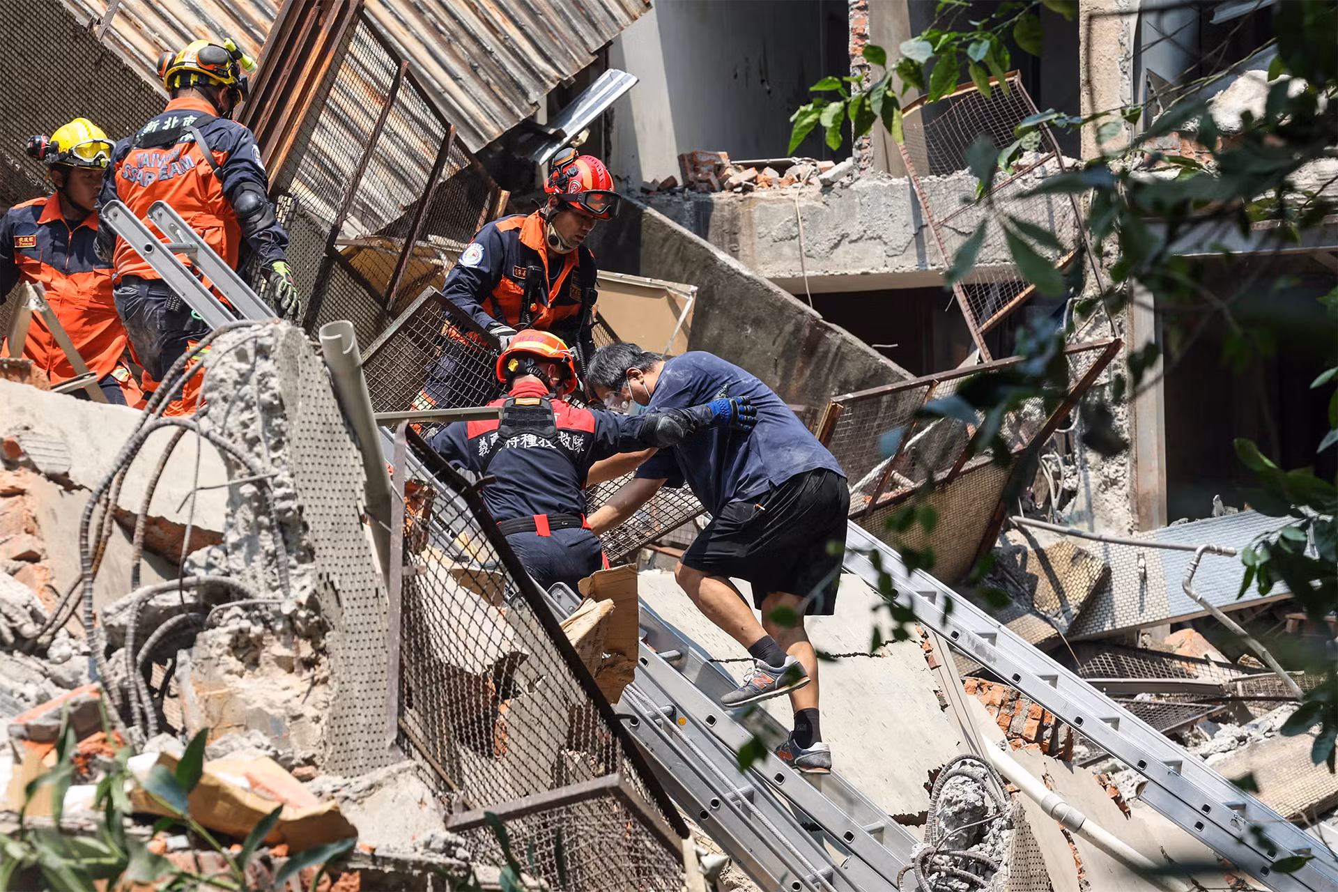 Lực lượng khẩn cấp giúp người dân thoát ra khỏi đống đổ nát. (Ảnh: Getty Images) Lực lượng khẩn cấp giúp người dân thoát ra khỏi đống đổ nát. (Ảnh: Getty Images)