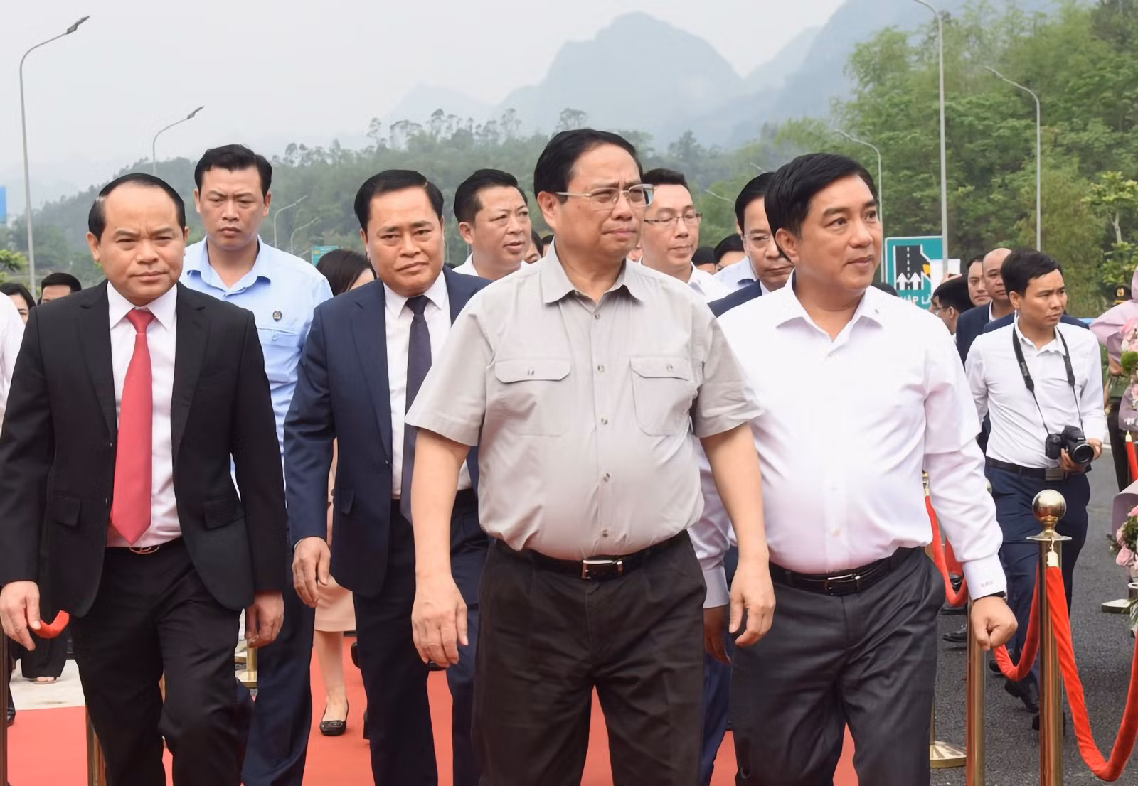 Thủ tướng Phạm Minh Chính và các đại biểu đến tham dự lễ khởi công. Thủ tướng Phạm Minh Chính và các đại biểu đến tham dự lễ khởi công.