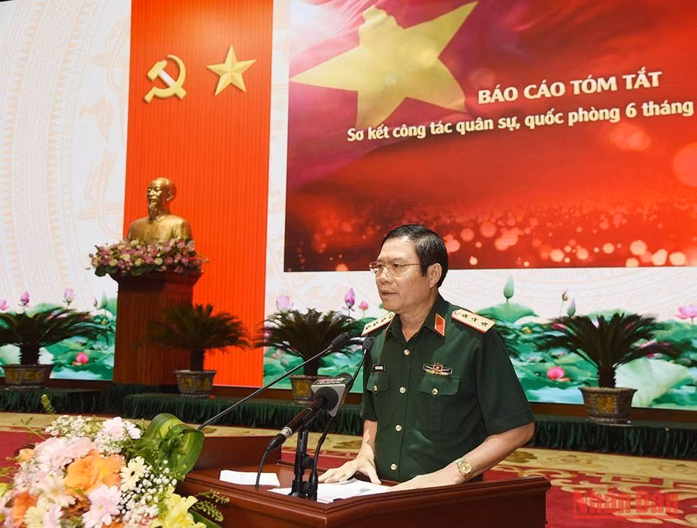 Thượng tướng Nguyễn Tân Cương, Tổng Tham mưu trưởng, Thứ trưởng Quốc phòng đọc báo cáo.