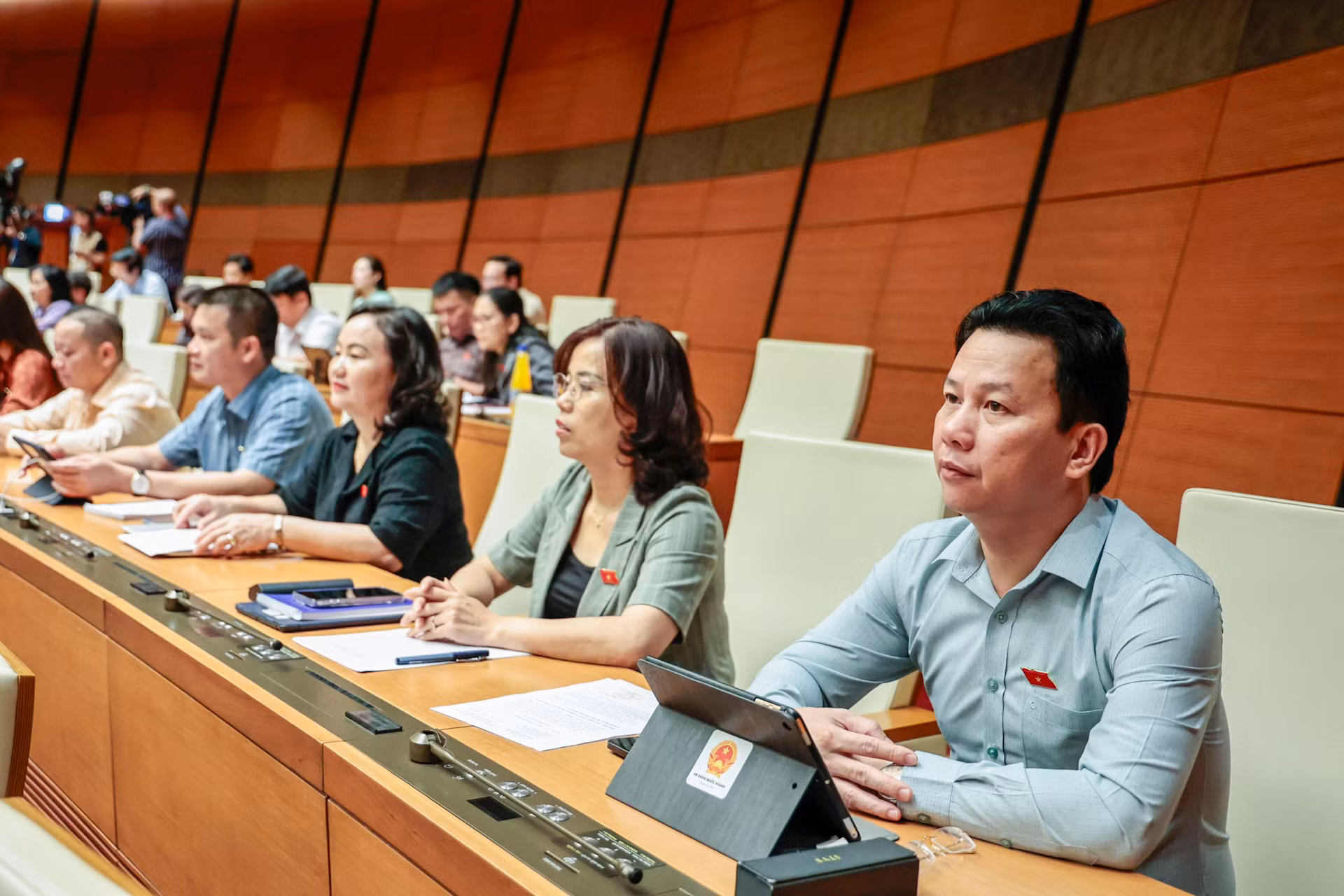 Các đại biểu Quốc hội tham dự phiên họp tại Hội trường Diên Hồng.