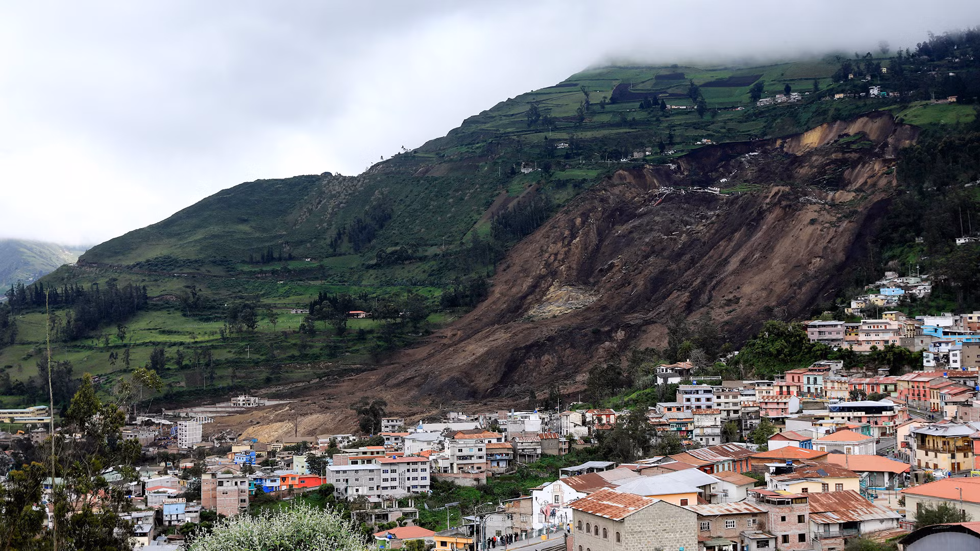 Sạt lở đất sau trận mưa lớn tại Alausi, Ecuador, ngày 27/3/2023. (Ảnh: Reuters)