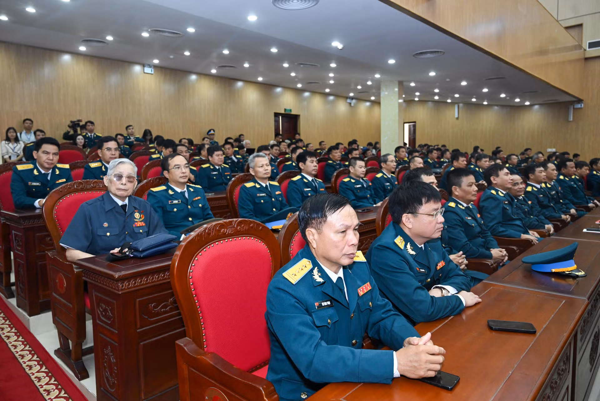 Các thế hệ cán bộ, chiến sĩ Quân chủng Phòng không - Không quân dự lễ kỷ niệm.