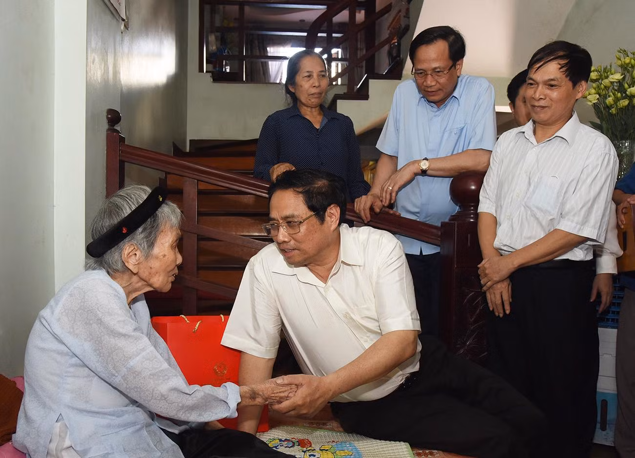 Thủ tướng tới thăm, tặng quà Mẹ Việt Nam Anh hùng Lại Thị Tý (sinh năm 1924, là mẹ của hai liệt sĩ Lương Trương Hoành và Lương Nam Tiến) Thủ tướng tới thăm, tặng quà Mẹ Việt Nam Anh hùng Lại Thị Tý (sinh năm 1924, là mẹ của hai liệt sĩ Lương Trương Hoành và Lương Nam Tiến)