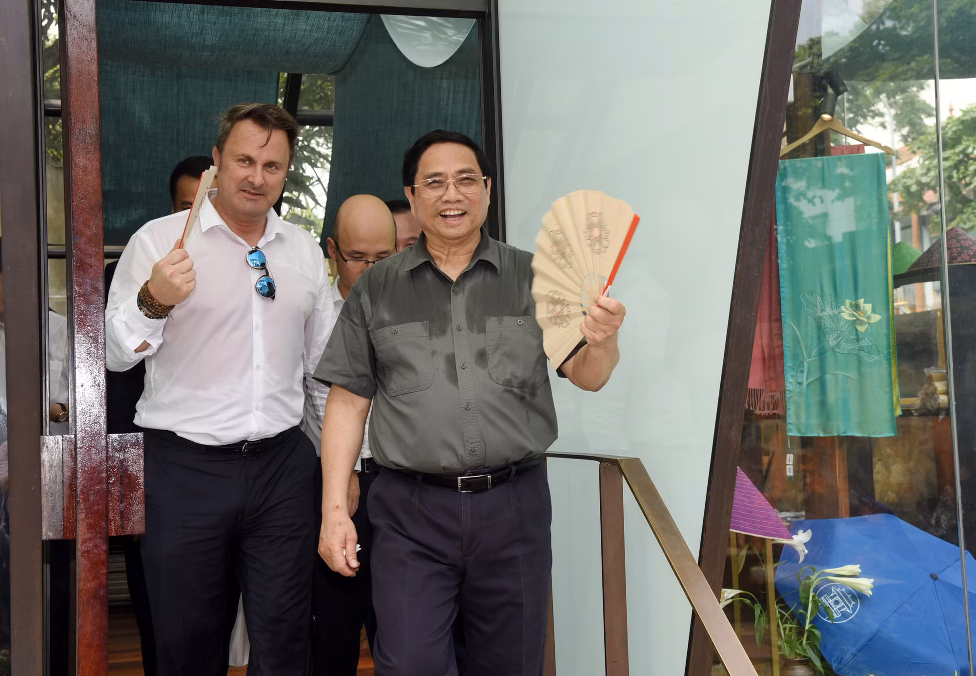 Dưới cái nắng đầu hè, sau một vòng tham quan, hai Thủ tướng đã cùng trải nghiệm sử dụng chiếc quạt giấy mua tại cửa hàng lưu niệm trong khu di tích Văn Miếu-Quốc Tử Giám. Dưới cái nắng đầu hè, sau một vòng tham quan, hai Thủ tướng đã cùng trải nghiệm sử dụng chiếc quạt giấy mua tại cửa hàng lưu niệm trong khu di tích Văn Miếu-Quốc Tử Giám.