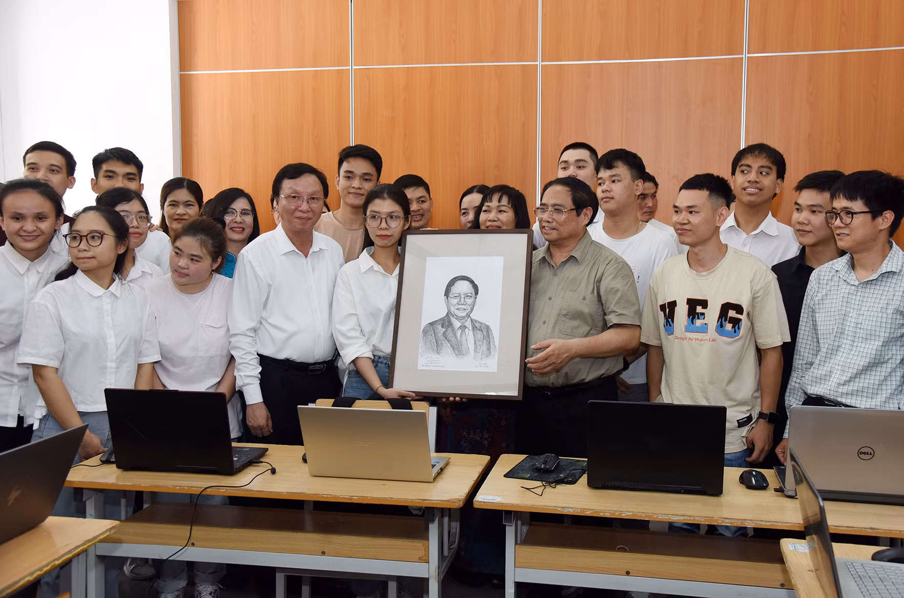 Tác phẩm của học sinh khiếm thính bộ môn nghệ thuật Trường Cao đẳng Sư phạm Trung ương tặng Thủ tướng.