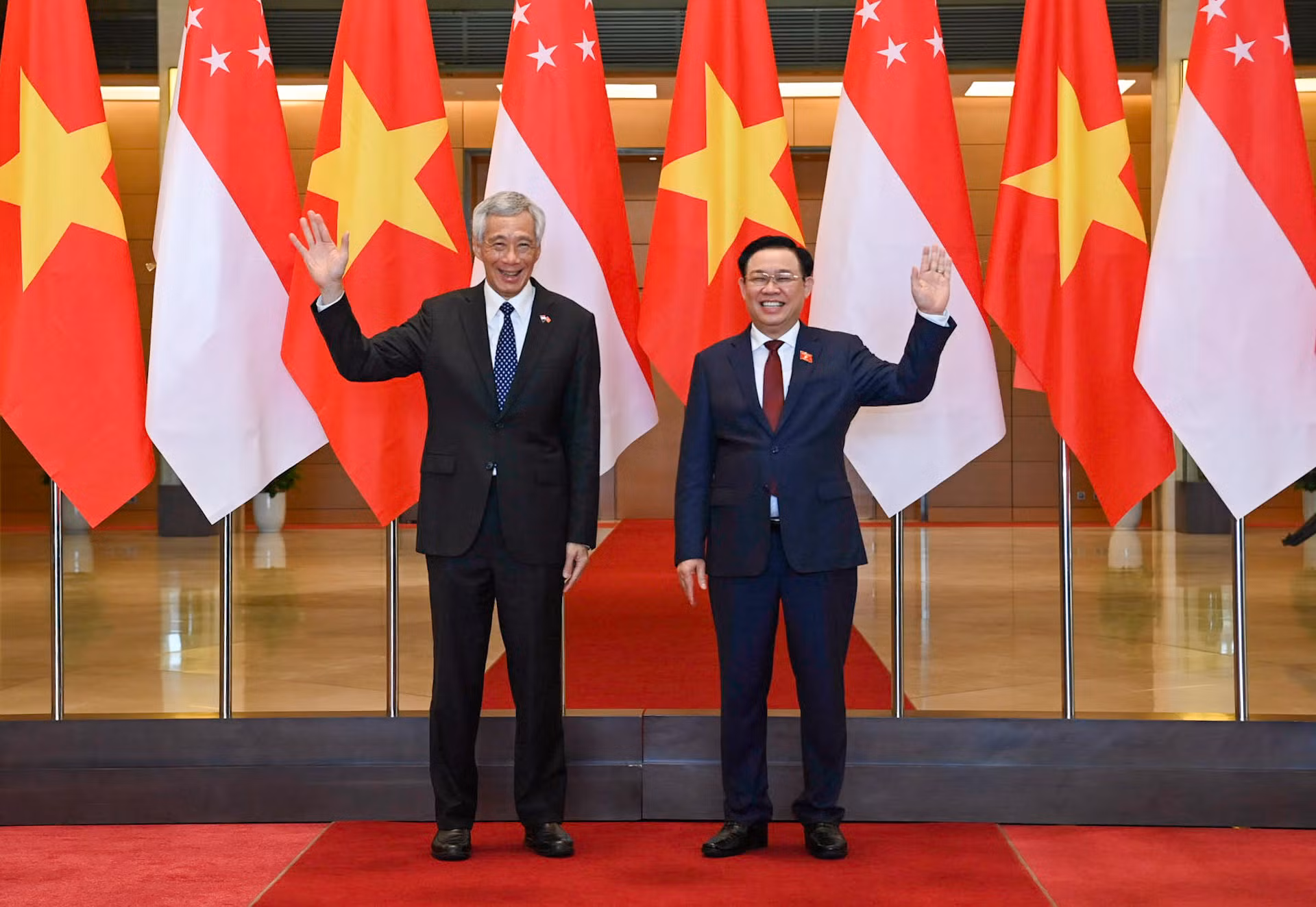 Chủ tịch Quốc hội Vương Đình Huệ và Thủ tướng Singapore Lý Hiển Long tại buổi hội kiến.