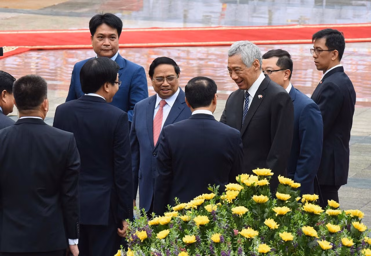 Thủ tướng Phạm Minh Chính giới thiệu các thành viên đoàn Việt Nam với Thủ tướng Lý Hiển Long.