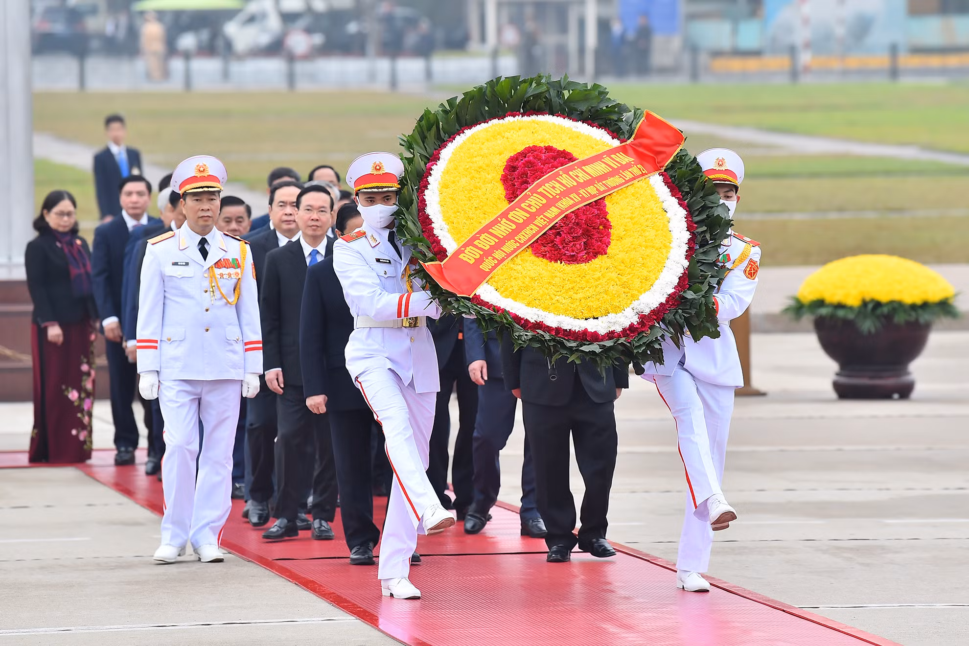 Vòng hoa của đoàn mang dòng chữ “Đời đời nhớ ơn Chủ tịch Hồ Chí Minh vĩ đại - Quốc hội nước CHXHCN Việt Nam (khóa XV - Kỳ họp bất thường lần thứ 2)”. Vòng hoa của đoàn mang dòng chữ “Đời đời nhớ ơn Chủ tịch Hồ Chí Minh vĩ đại - Quốc hội nước CHXHCN Việt Nam (khóa XV - Kỳ họp bất thường lần thứ 2)”.