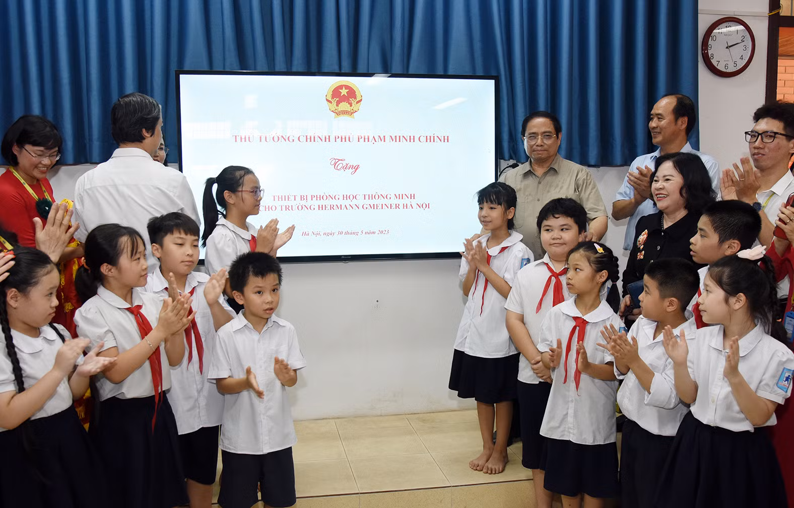 Thủ tướng tặng quà cho các em học sinh Trường Phổ thông dân lập Hermann Gmener.