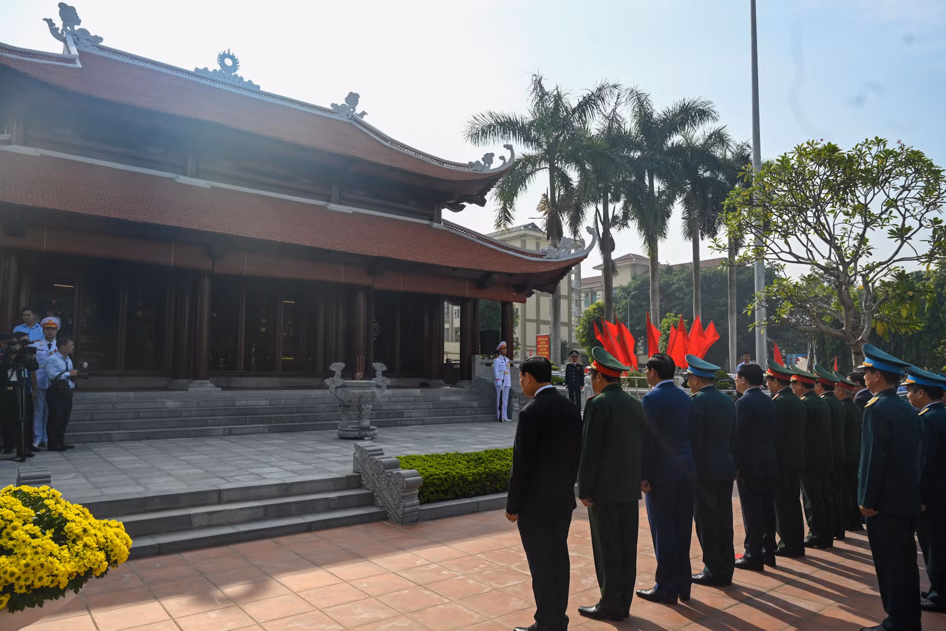 Các đại biểu tưởng niệm Chủ tịch Hồ Chí Minh và các liệt sĩ Quân chủng Phòng không - Không quân.