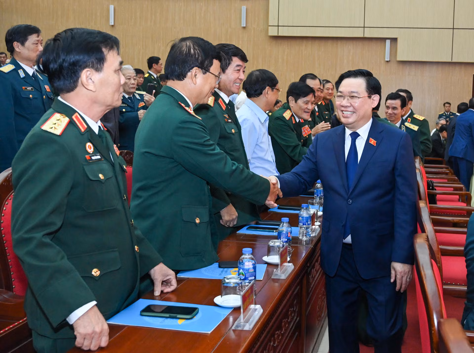 Chủ tịch Quốc hội Vương Đình Huệ với các đại biểu dự lễ kỷ niệm.