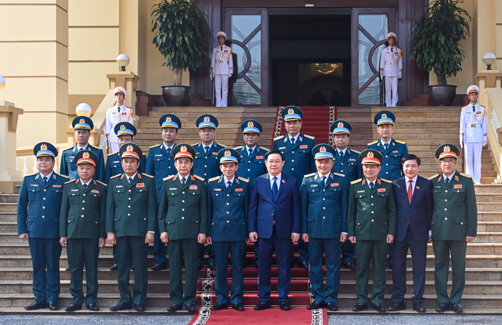 Chủ tịch Quốc hội Vương Đình Huệ, Bộ trưởng Quốc phòng Phan Văn Giang cùng các đại biểu với lãnh đạo Quân chủng Phòng không - Không quân.
