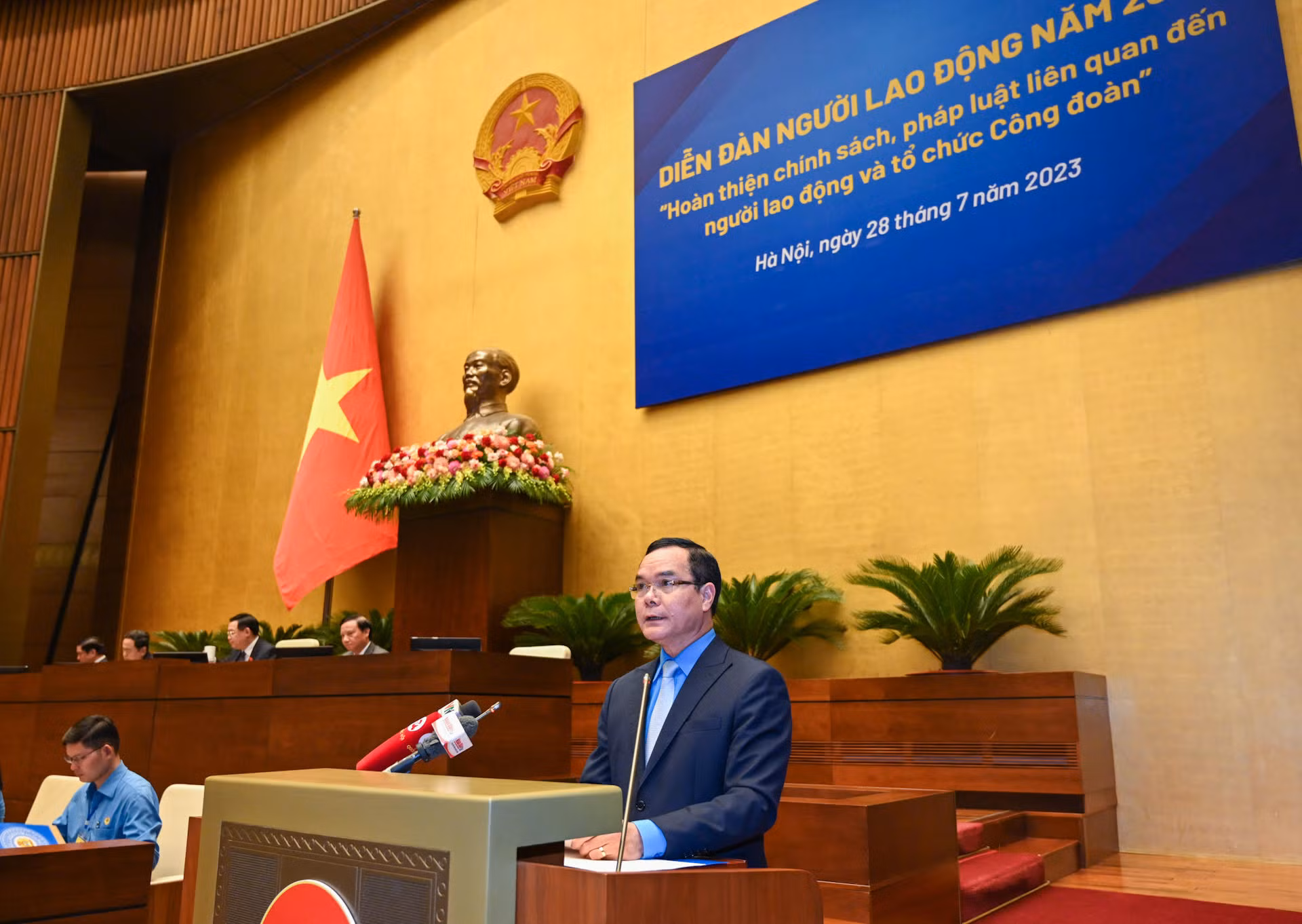 Chủ tịch Tổng Liên đoàn Lao động Việt Nam Nguyễn Đình Khang trình bày báo cáo tại Diễn đàn.