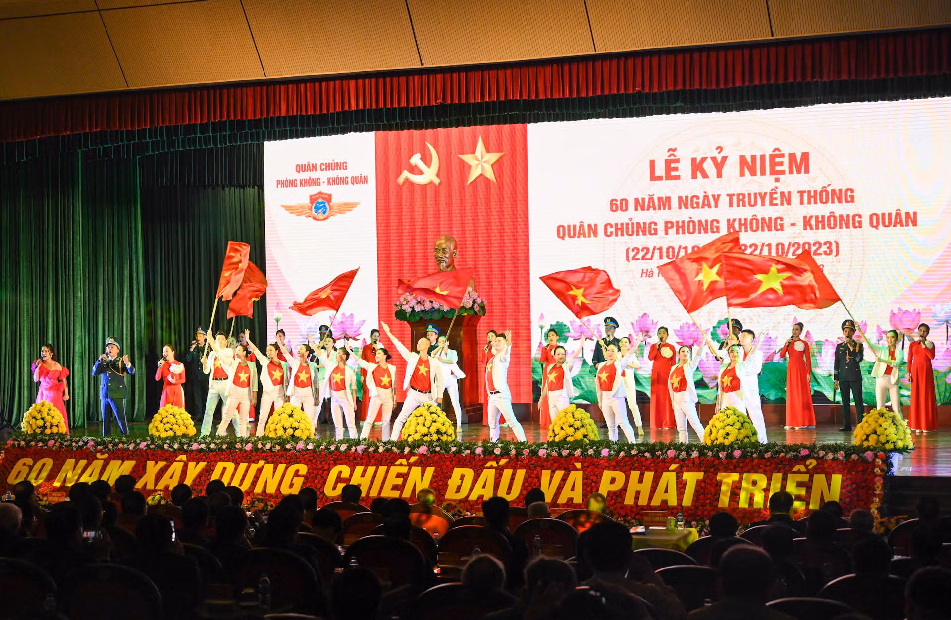 Chương trình nghệ thuật của cán bộ, chiến sĩ Quân chủng Phòng không - Không quân tại lễ kỷ niệm.