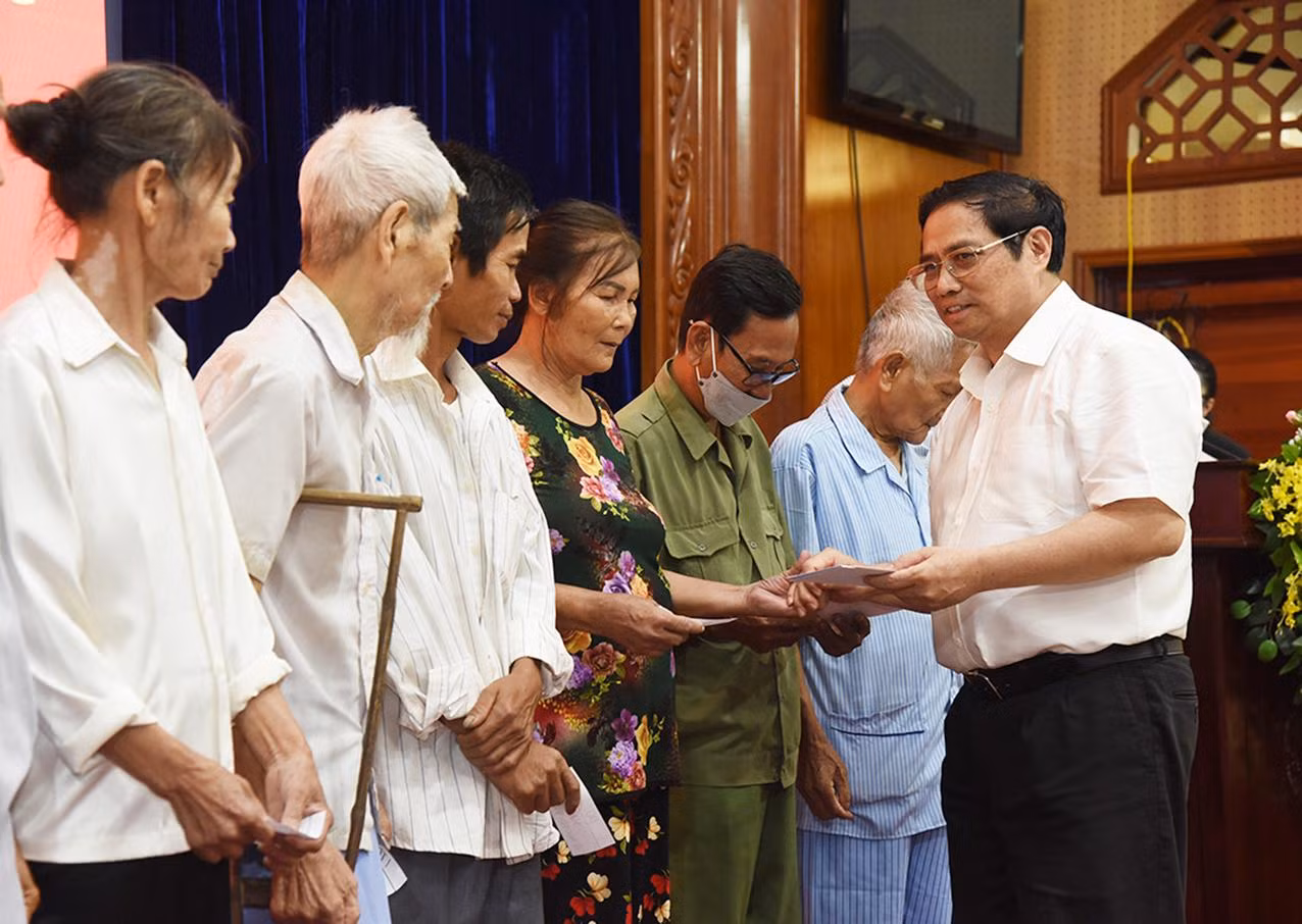 Thủ tướng Phạm Minh Chính tặng sổ tiết kiệm cho đại diện một số gia đình chính sách tại tỉnh Hà Nam. Thủ tướng Phạm Minh Chính tặng sổ tiết kiệm cho đại diện một số gia đình chính sách tại tỉnh Hà Nam.