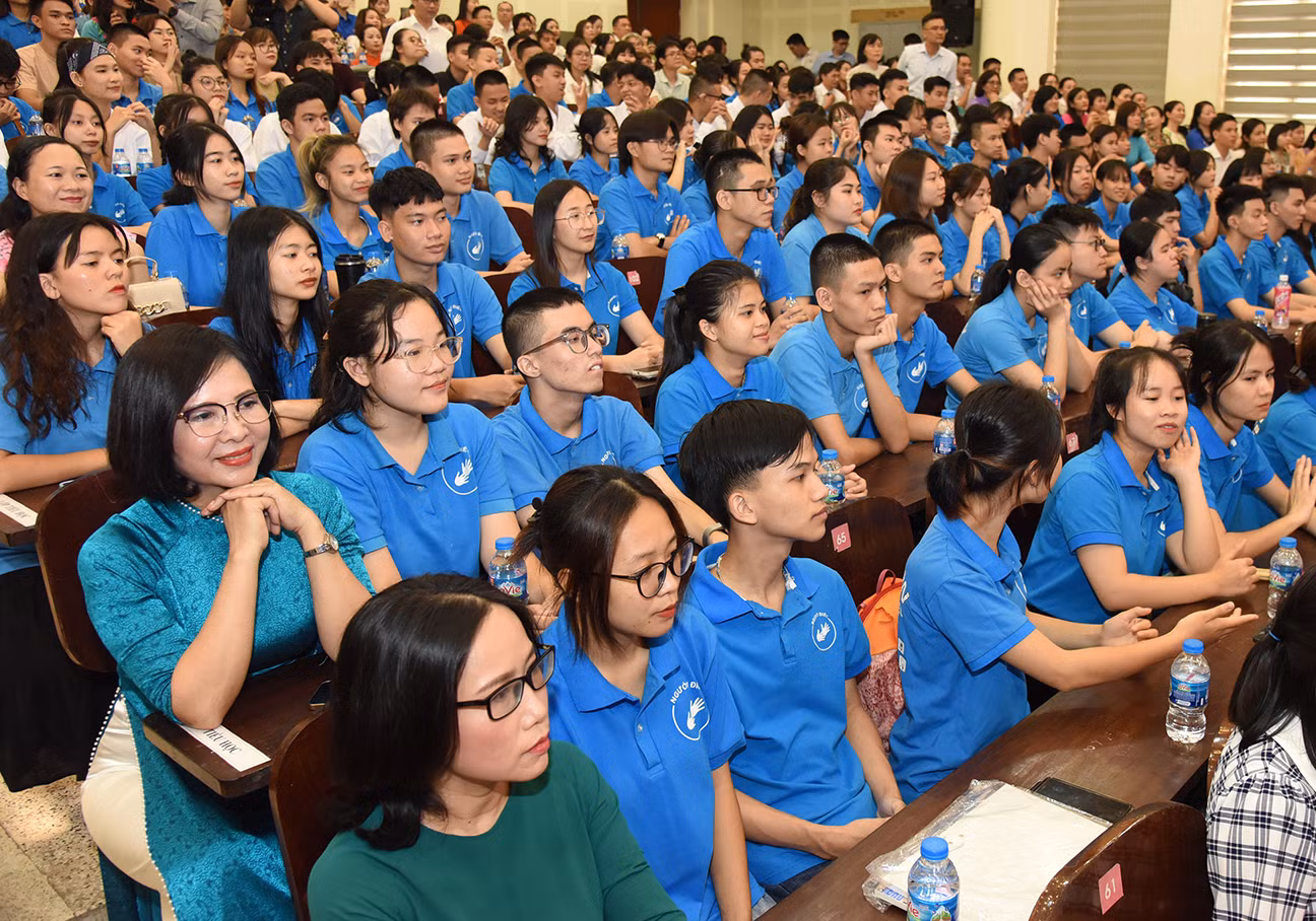 Thầy cô giáo, học sinh, sinh viên của hai trường tham dự buổi gặp mặt.