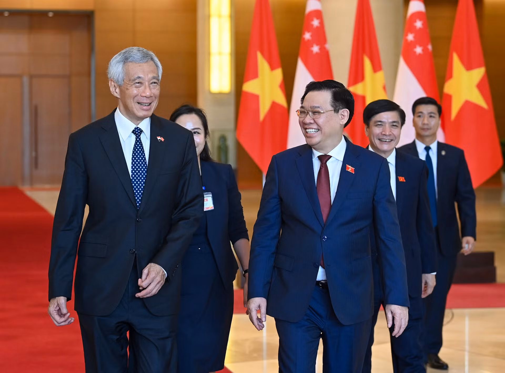 Chủ tịch Quốc hội Vương Đình Huệ trao đổi với Thủ tướng Singapore Lý Hiển Long.
