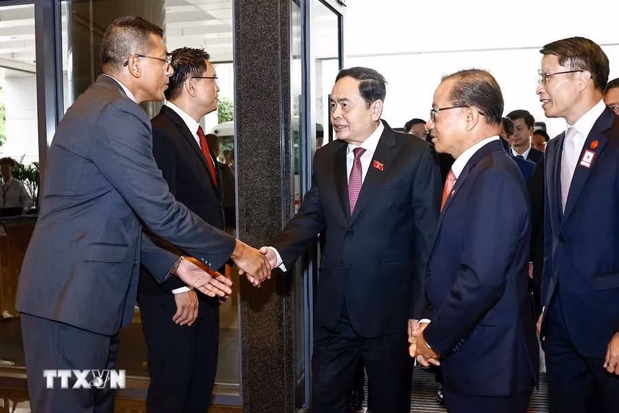 Chủ tịch Quốc hội Trần Thanh Mẫn với các đại biểu Singapore.