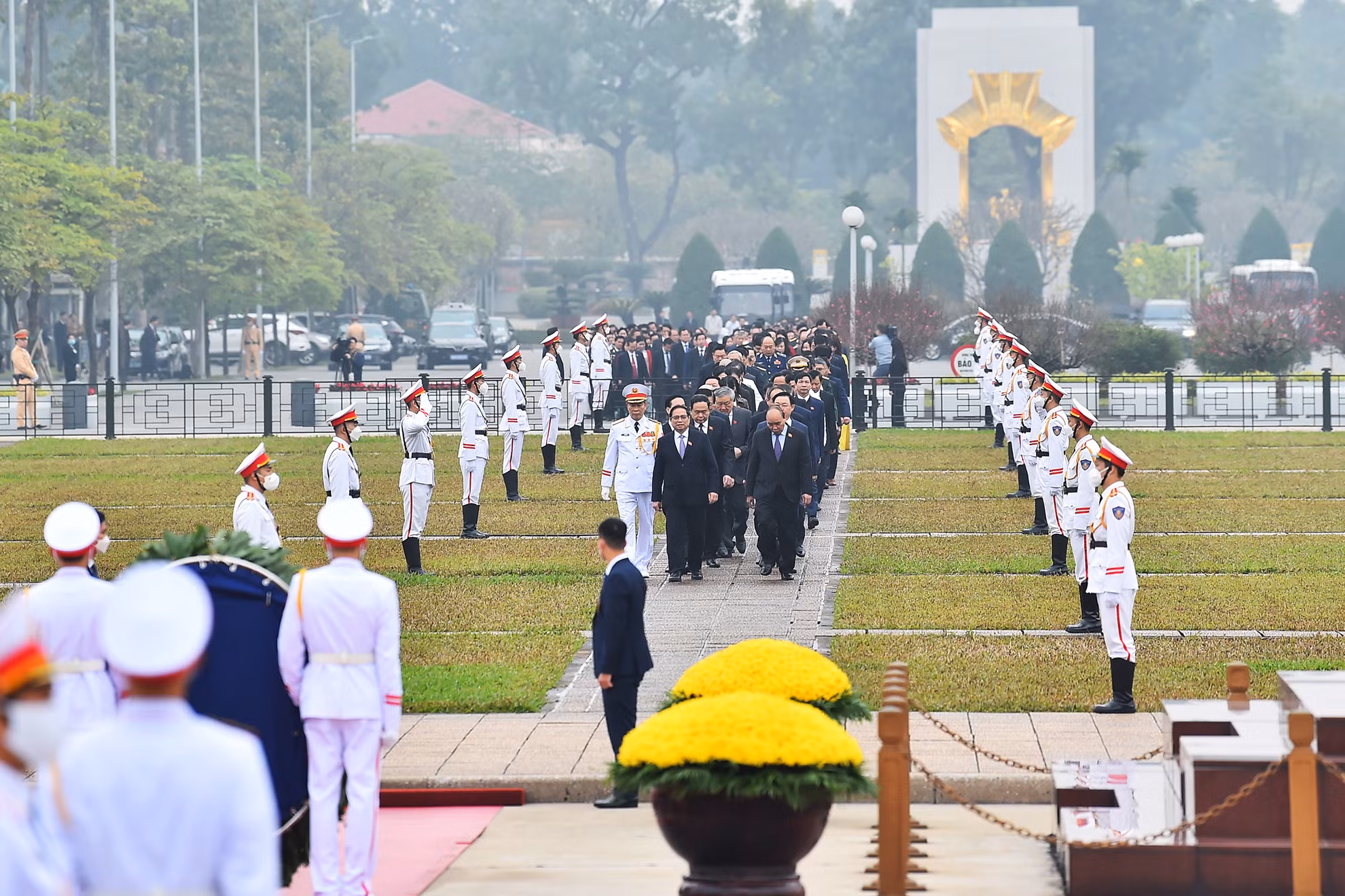 Các đồng chí lãnh đạo Đảng, Nhà nước cùng các đại biểu Quốc hội xuất phát từ khuôn viên Nhà Quốc hội đến Lăng Chủ tịch Hồ Chí Minh. Các đồng chí lãnh đạo Đảng, Nhà nước cùng các đại biểu Quốc hội xuất phát từ khuôn viên Nhà Quốc hội đến Lăng Chủ tịch Hồ Chí Minh.
