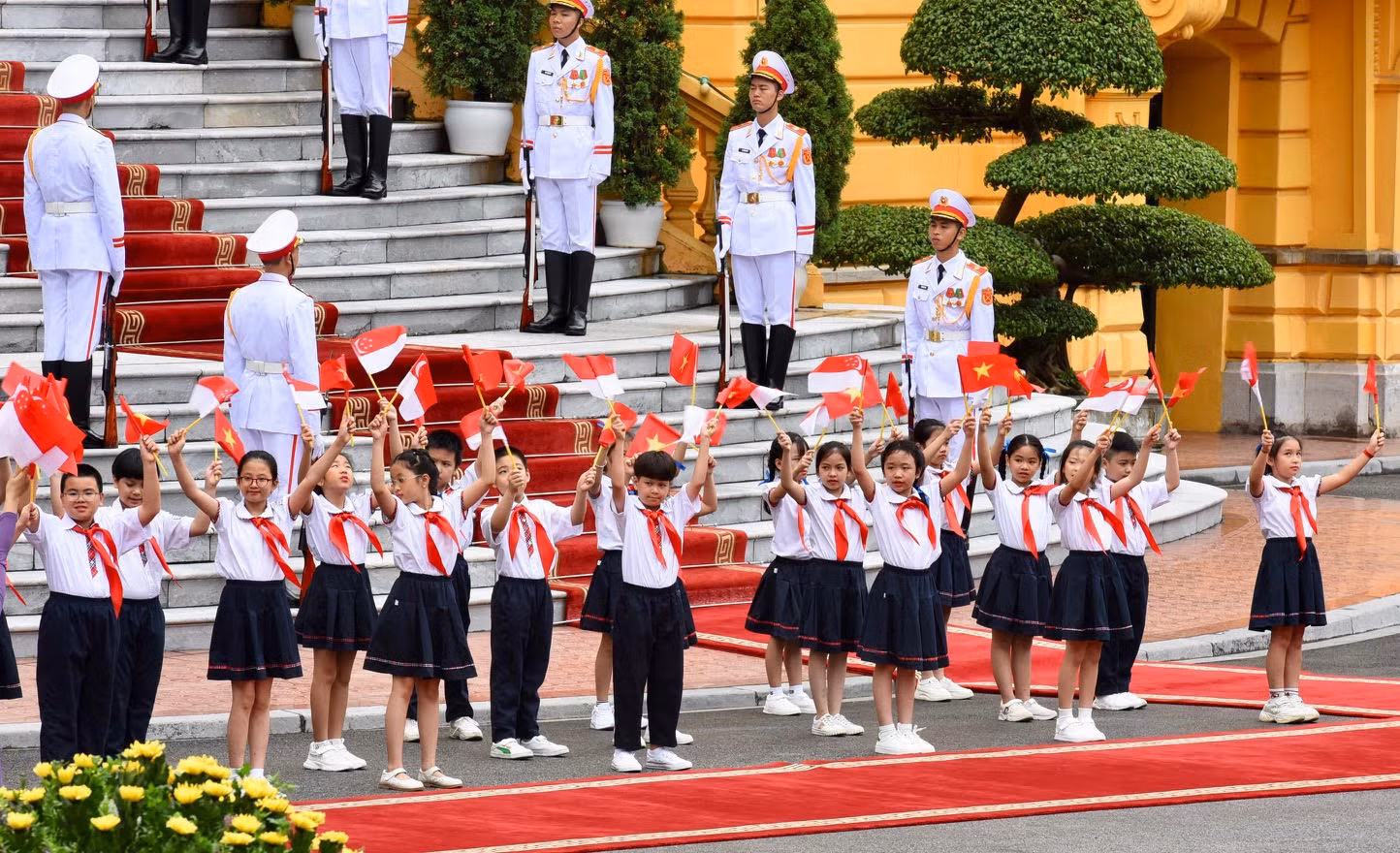 Các cháu thiếu nhi vẫy chào hai Thủ tướng.