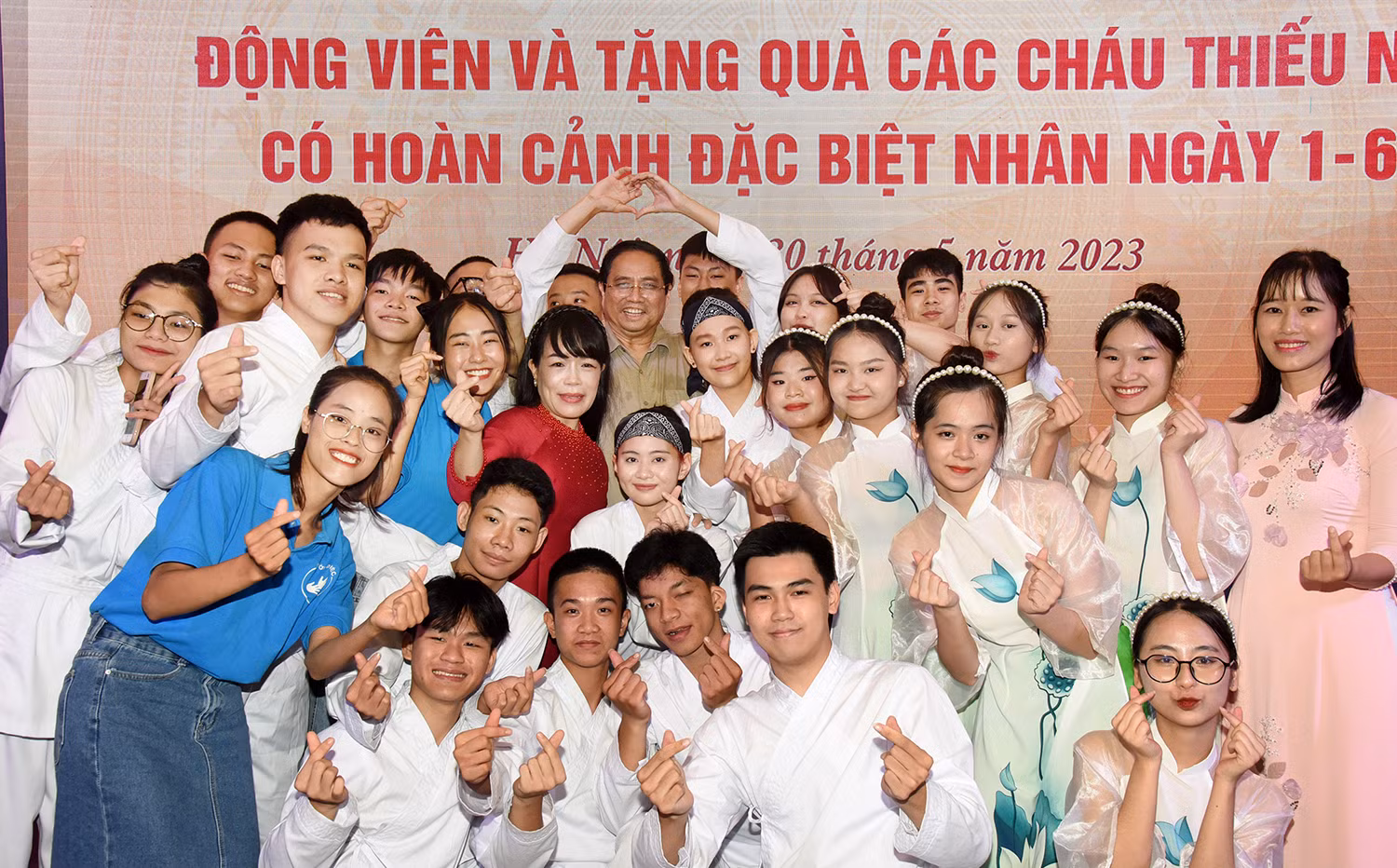 Thủ tướng Phạm Minh Chính với học sinh, sinh viên khuyết tật tại Trung tâm hỗ trợ phát triển giáo dục hoà nhập thuộc Trường Cao đẳng Sư phạm Trung ương.