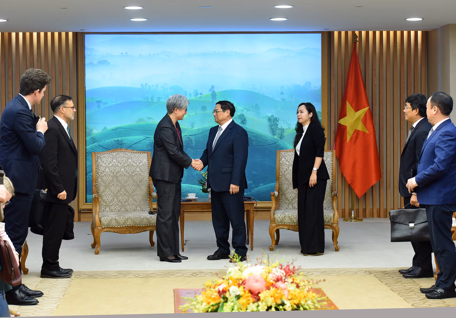 Thủ tướng Phạm Minh Chính tiễn Bộ trưởng Ngoại giao Australia Penny Wong.