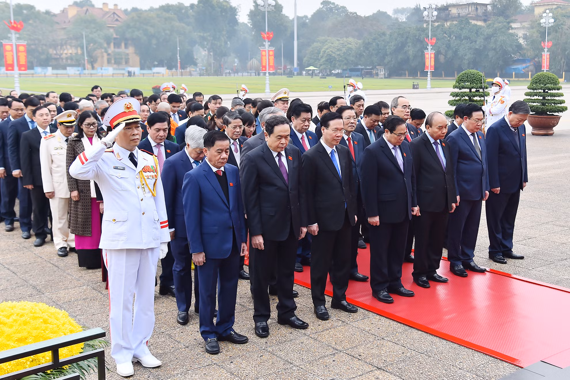 Chủ tịch nước Nguyễn Xuân Phúc, Thủ tướng Phạm Minh Chính, Chủ tịch Quốc hội Vương Đình Huệ cùng các đồng chí lãnh đạo Đảng, Nhà nước và các đại biểu Quốc hội thành kính tưởng nhớ Chủ tịch Hồ Chí Minh. Chủ tịch nước Nguyễn Xuân Phúc, Thủ tướng Phạm Minh Chính, Chủ tịch Quốc hội Vương Đình Huệ cùng các đồng chí lãnh đạo Đảng, Nhà nước và các đại biểu Quốc hội thành kính tưởng nhớ Chủ tịch Hồ Chí Minh.