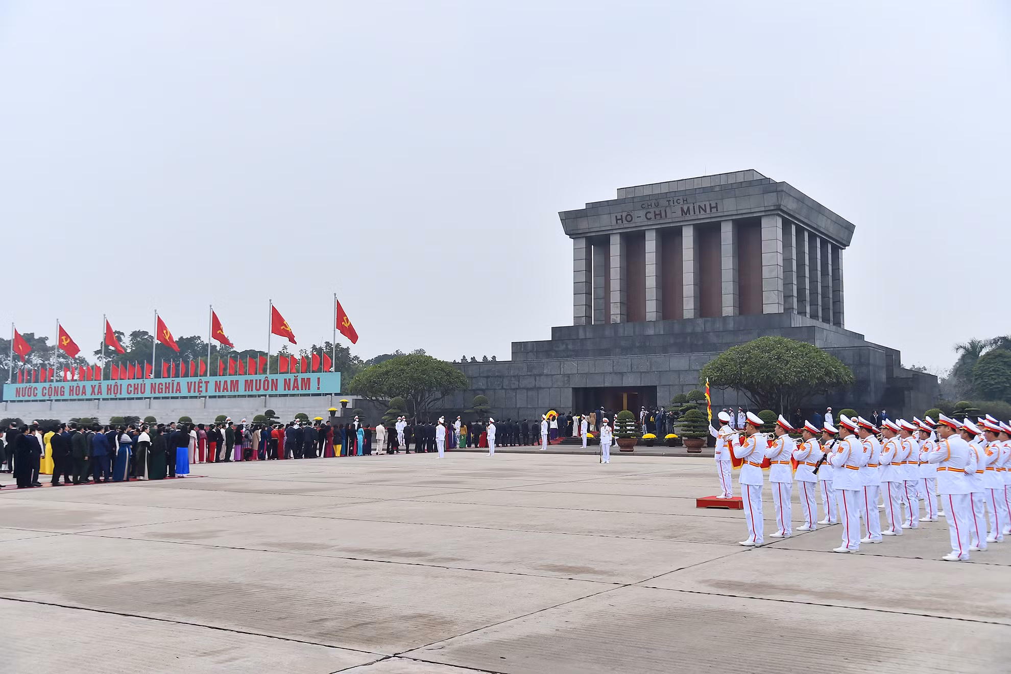 Quang cảnh lễ viếng Chủ tịch Hồ Chí Minh tại Quảng trường Ba Đình sáng 5/1. Quang cảnh lễ viếng Chủ tịch Hồ Chí Minh tại Quảng trường Ba Đình sáng 5/1.