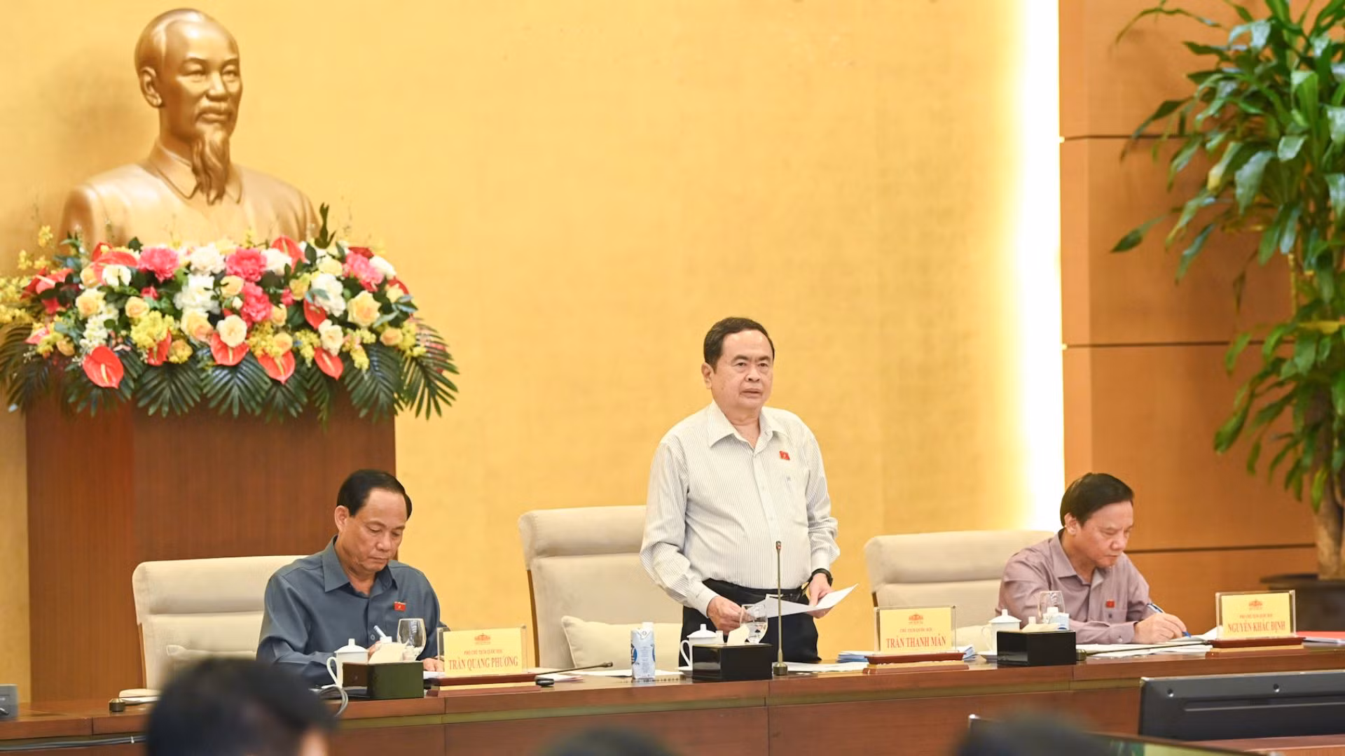 Chủ tịch Quốc hội Trần Thanh Mẫn phát biểu kết luận cuộc họp.