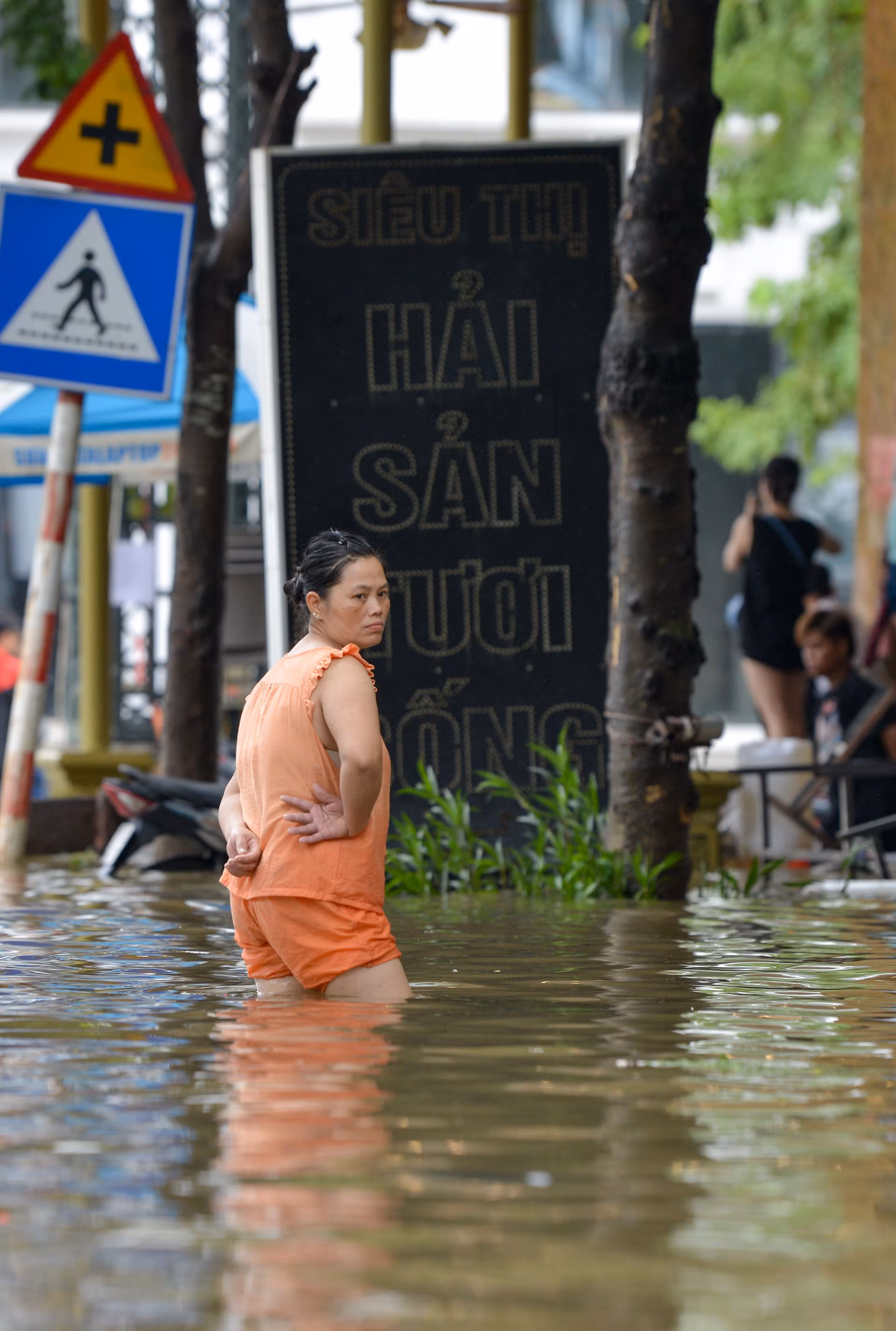 Nhiều cửa hàng dọc đường Hoàng Tùng chỉ biết bất lực nhìn nước ngập.