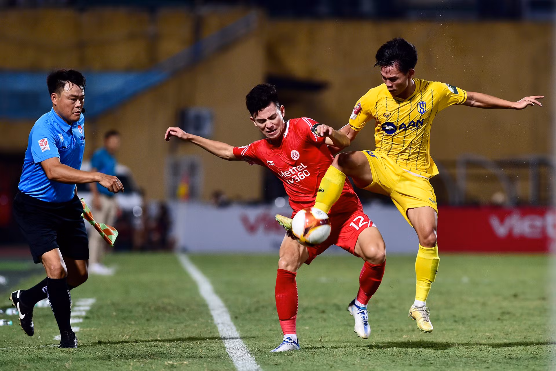 Với lợi thế sân nhà Hàng Đẫy, Viettel áp đặt quân số lên phần sân của Sông Lam Nghệ An ngay từ những phút đầu tiên. Với lợi thế sân nhà Hàng Đẫy, Viettel áp đặt quân số lên phần sân của Sông Lam Nghệ An ngay từ những phút đầu tiên.