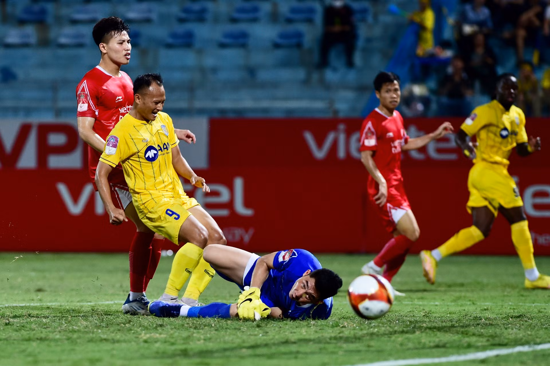 Trọng Hoàng bỏ lỡ cơ hội nguy hiểm trước khung thành Viettel. Trọng Hoàng bỏ lỡ cơ hội nguy hiểm trước khung thành Viettel.