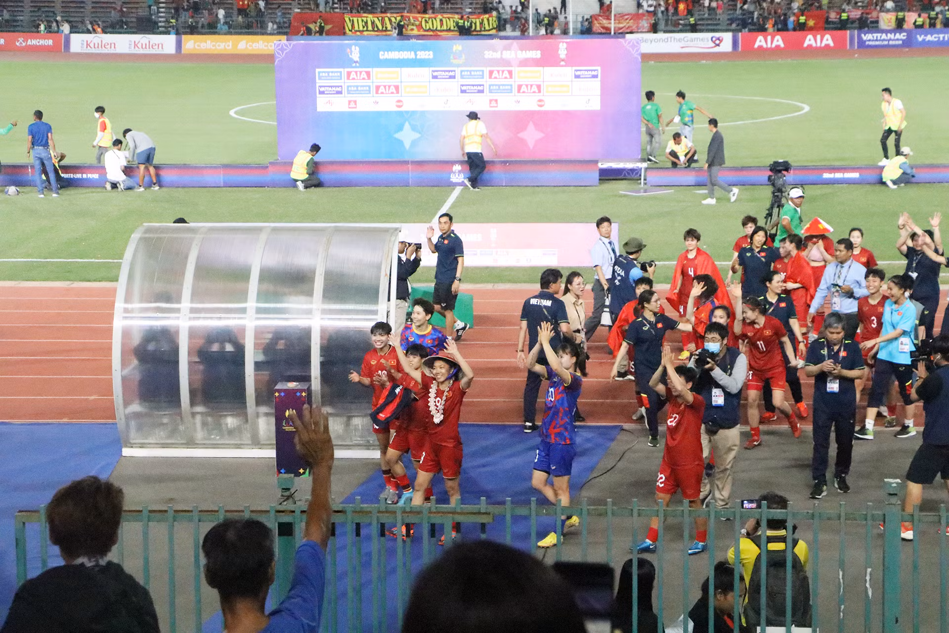 Các nhà vô địch bóng đá nữ SEA Games 32 chào và cảm ơn khán giả.