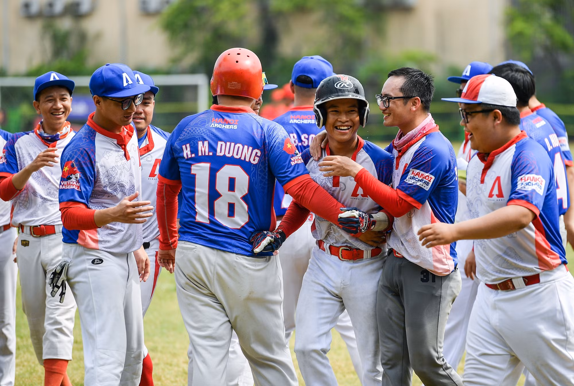 Niềm vui của các thành viên Hanoi Archers sau khi có pha home-run ấn tượng.