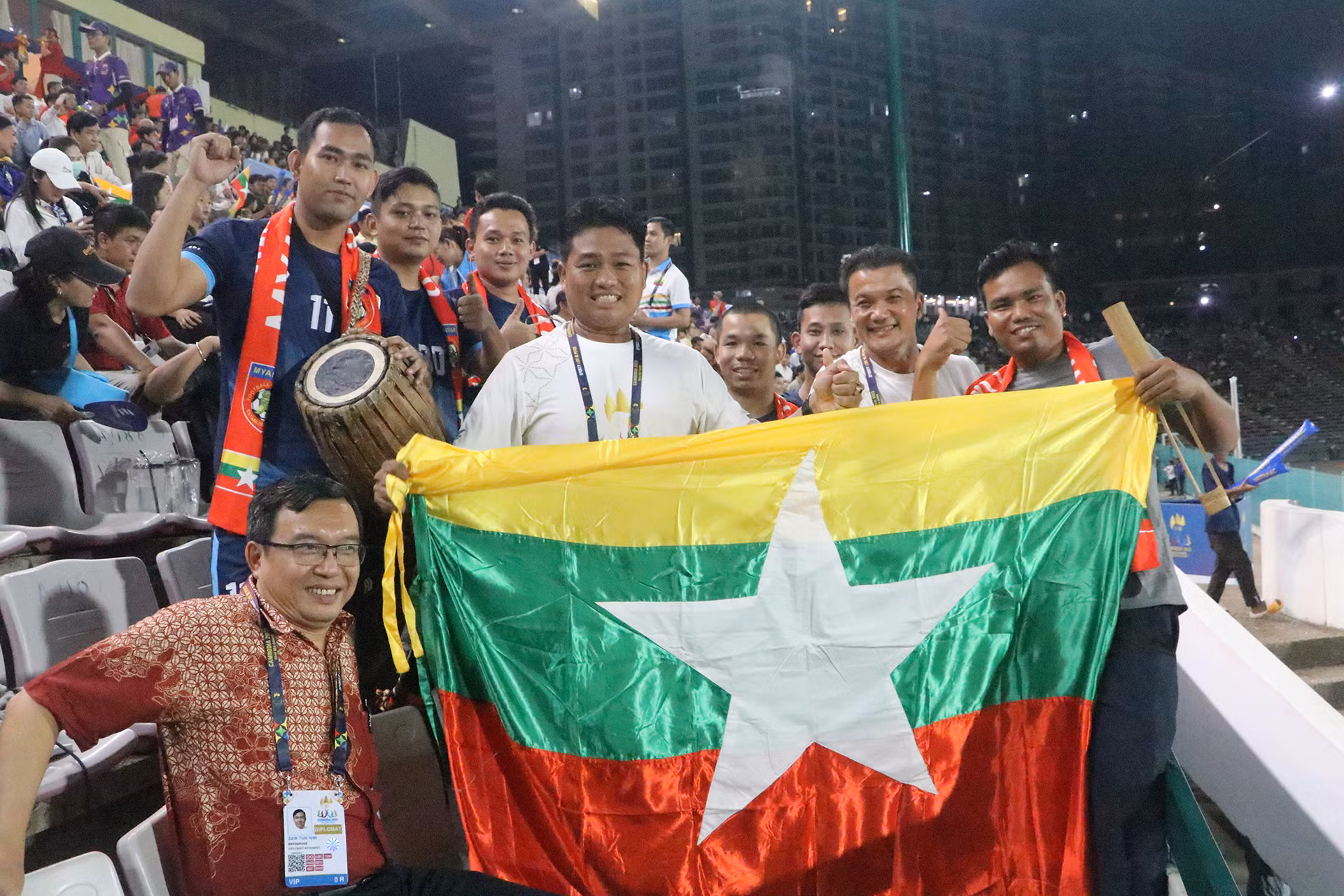 Cổ động viên Myanmar tin đội nhà sẽ vô địch bóng đá nữ tại SEA Games lần này.