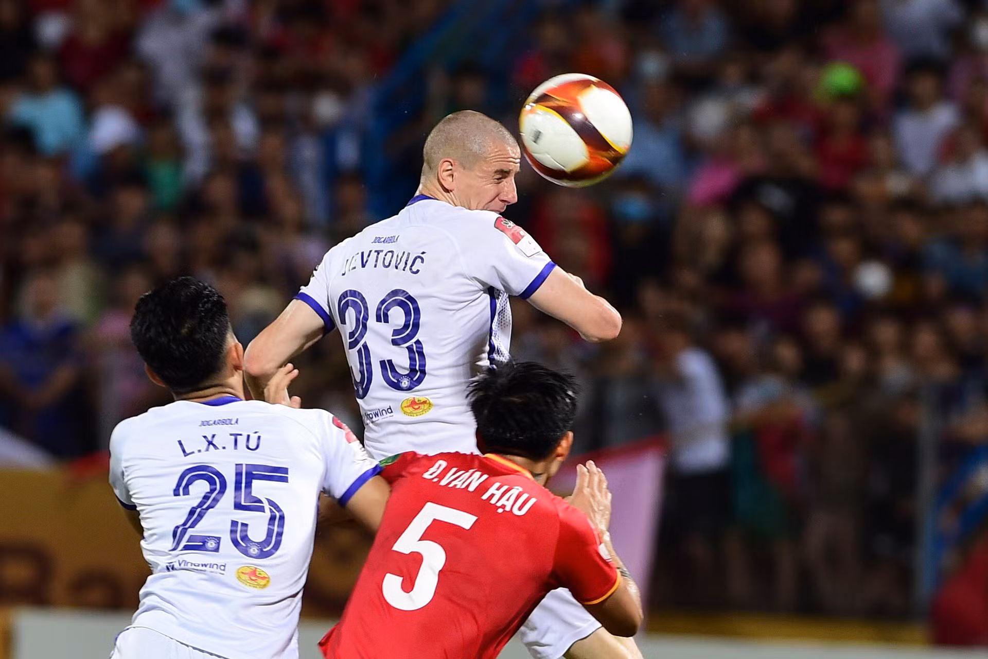 Đến phút 23, Jevtovic dứt điểm chính xác từ trong vòng cấm địa, gỡ hòa 1-1 cho CLB Hà Nội. Đến phút 23, Jevtovic dứt điểm chính xác từ trong vòng cấm địa, gỡ hòa 1-1 cho CLB Hà Nội.